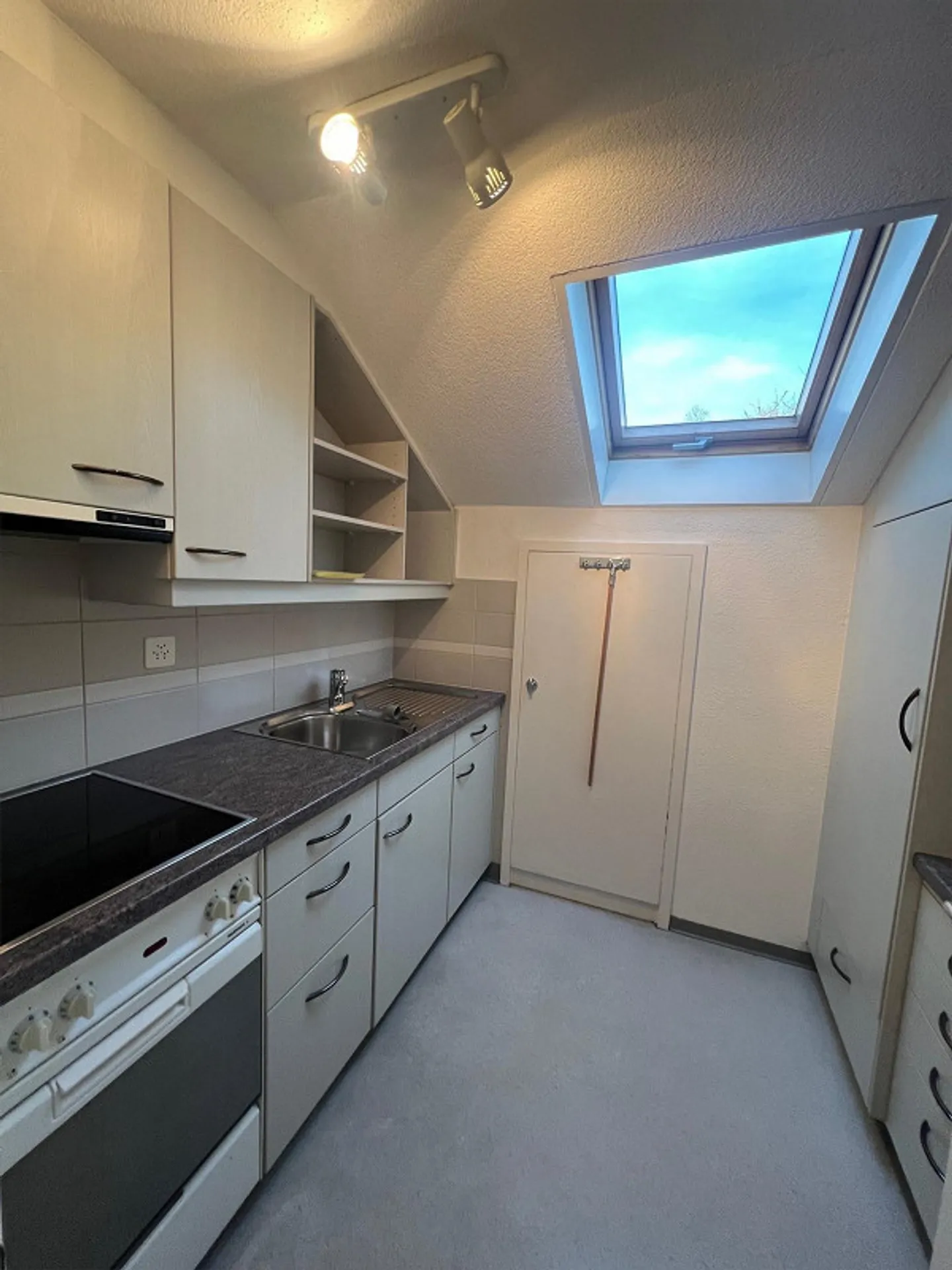 Beautiful 2-room attic apartment in the Lützelmatt district - Photo 3 of 6
