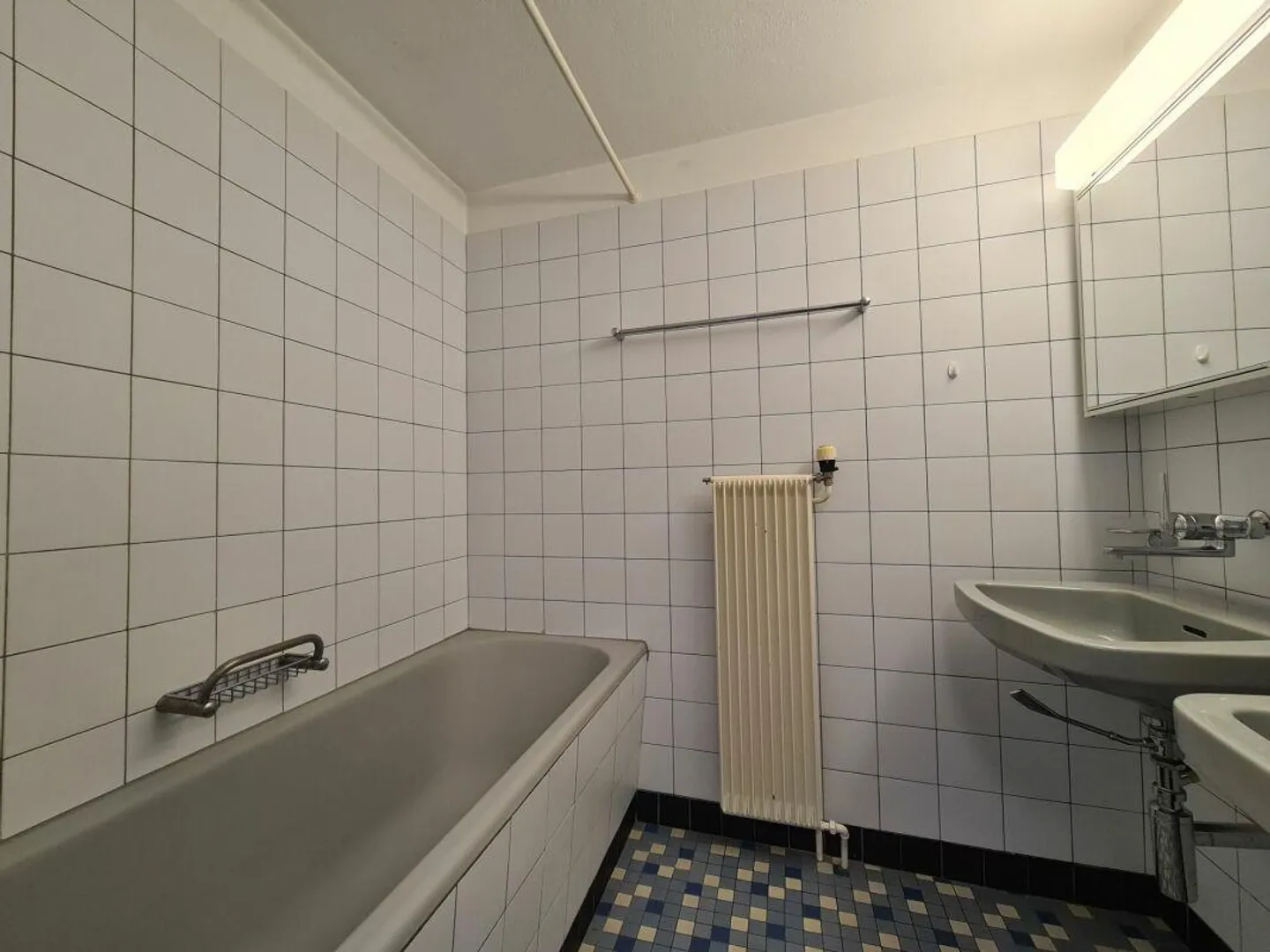 Bâtiment résidentiel et commercial situé au centre, à la périphérie de la vieille ville - Photo 8 sur 11