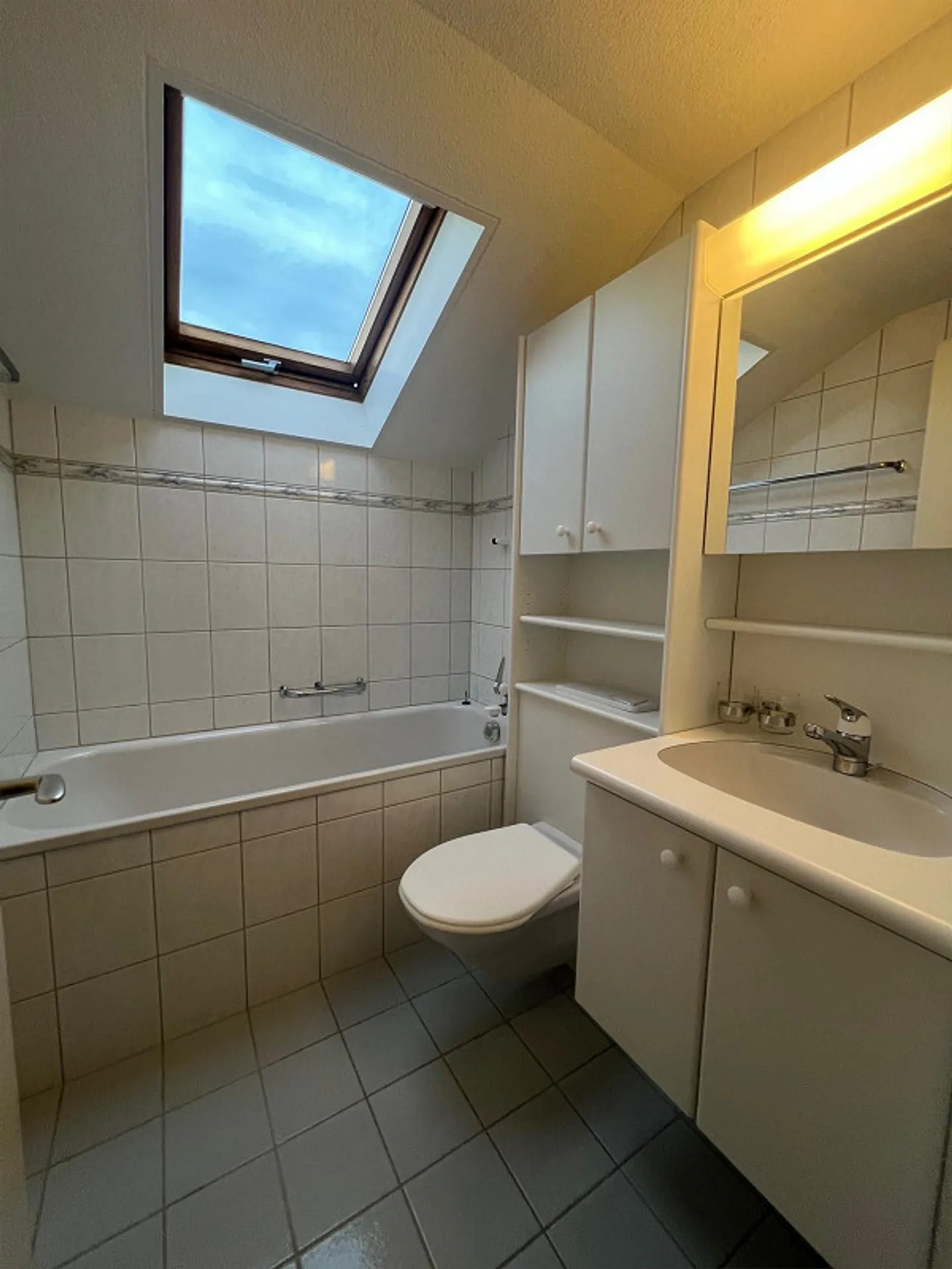 Beautiful 2-room attic apartment in the Lützelmatt district - Photo 4 of 6