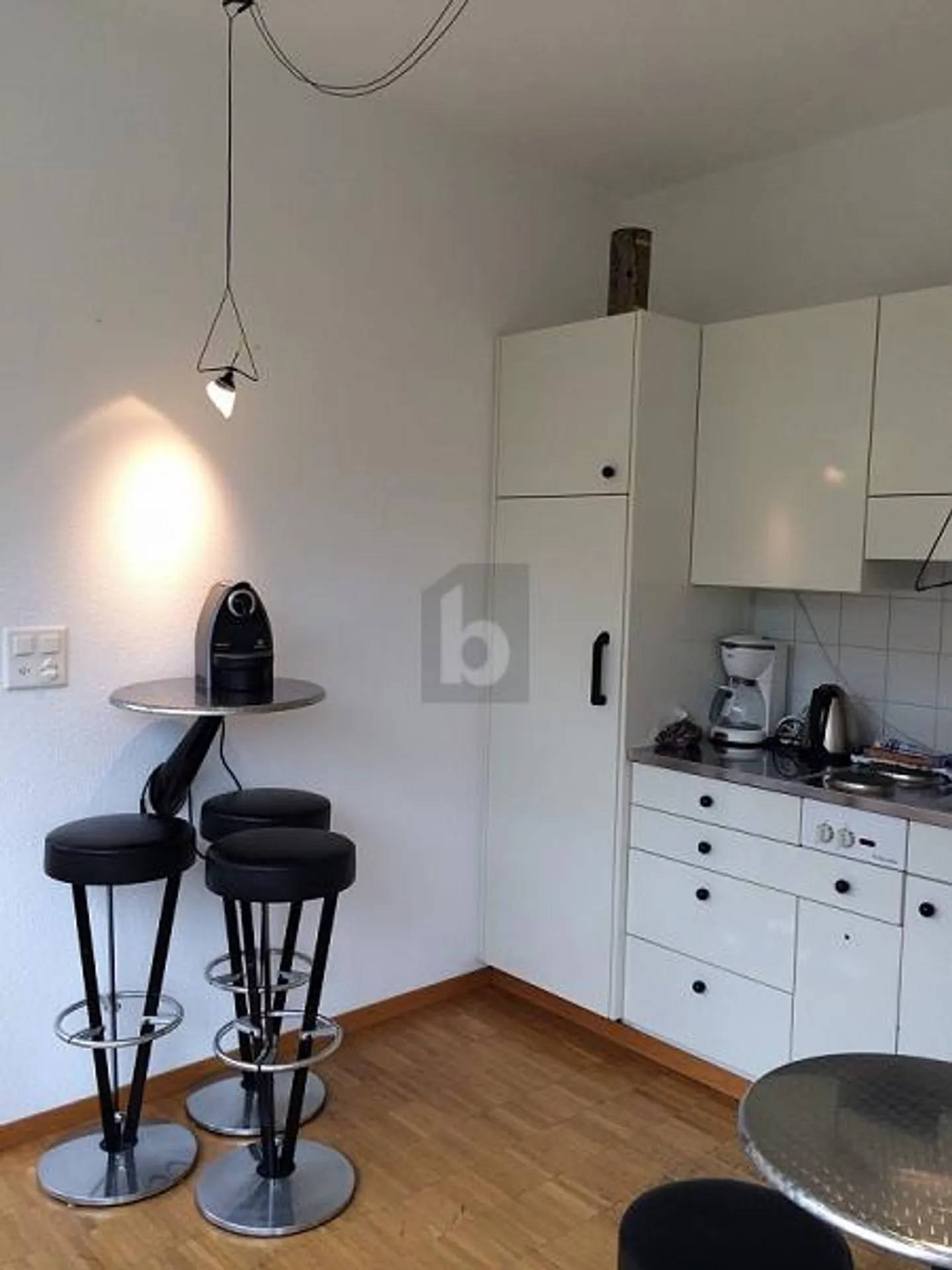 MODERN AND LIGHT-FLOODED - Photo 3 of 5