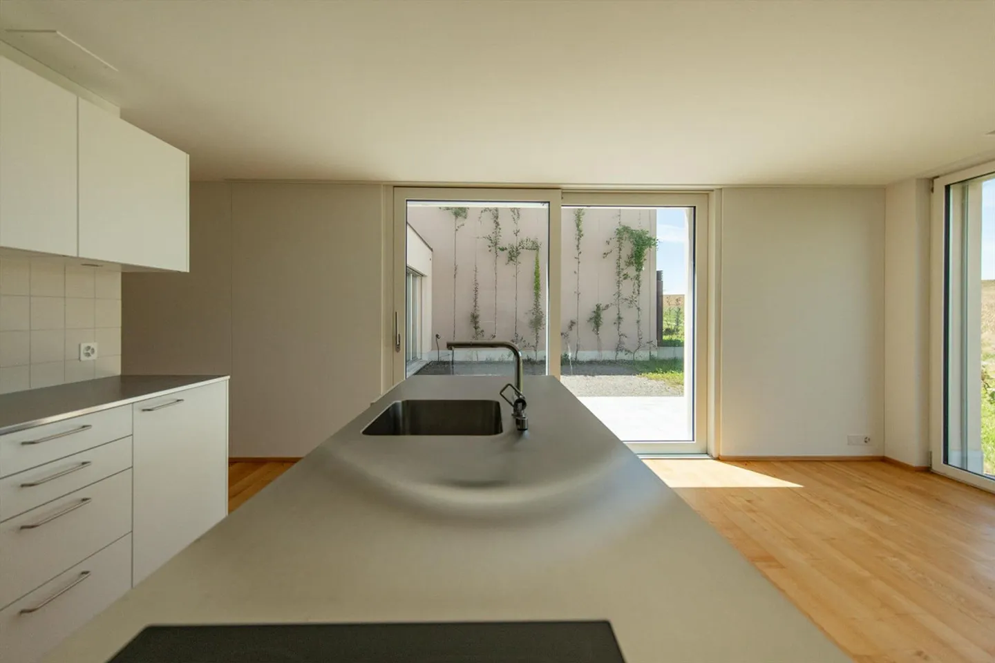 Tschampani - Ampia casa di 5,5 stanze nel verde. - Foto 2 di 4