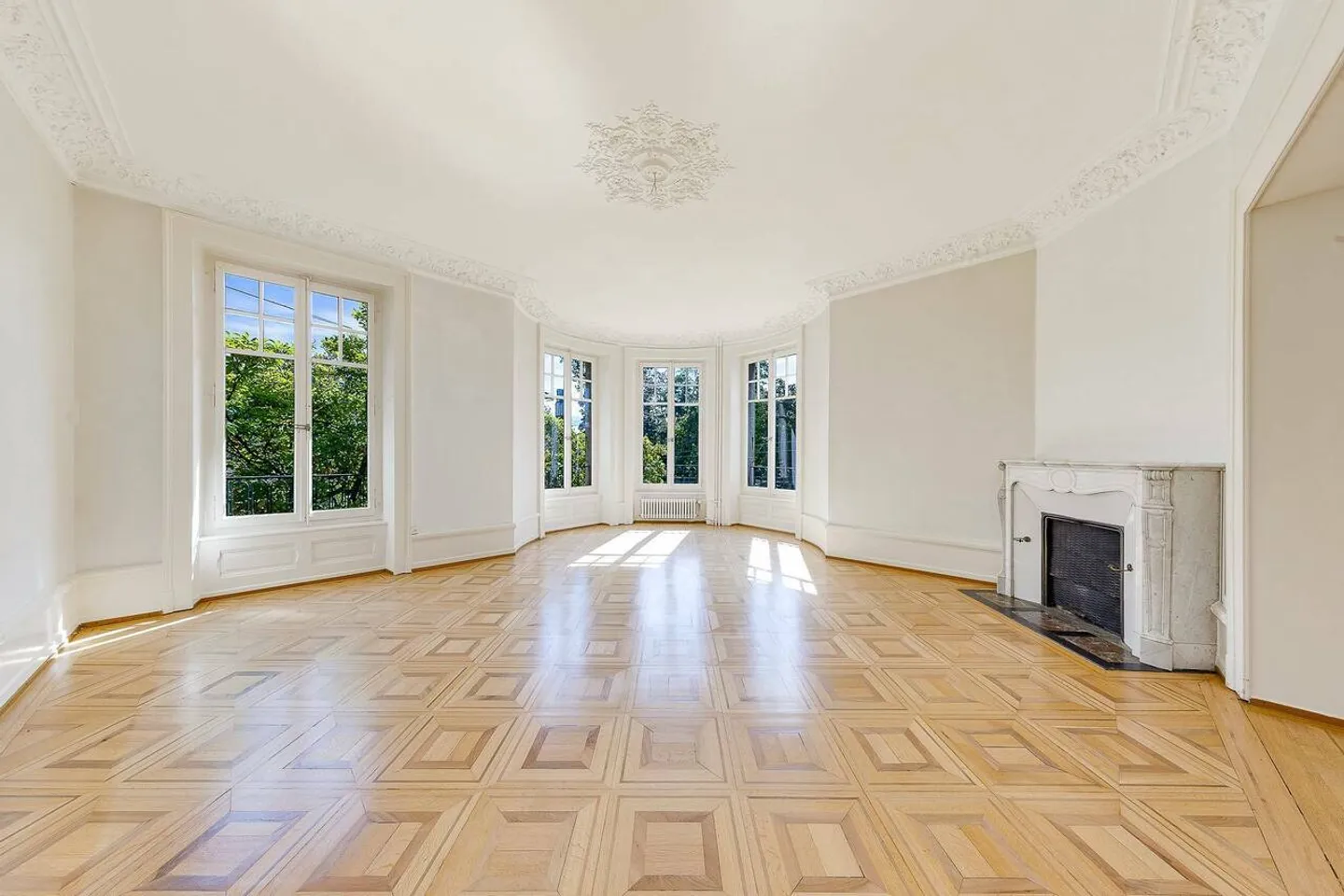 Magnificent 5.5-room apartment in the Hausmann style - Photo 3 of 9