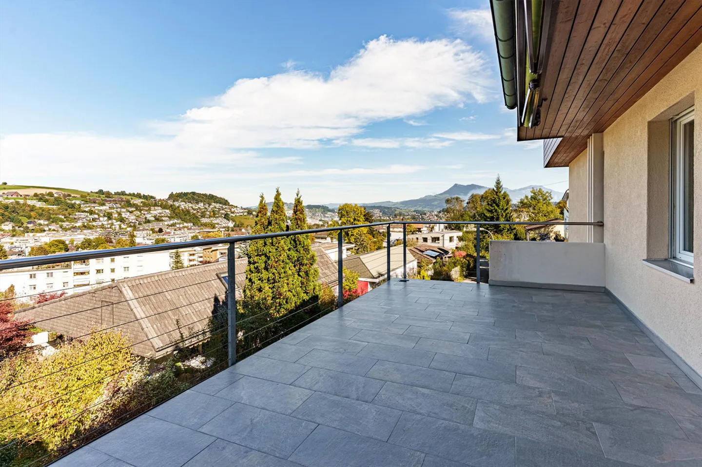 Maison modernisée avec panorama sur la ville - Photo 3 sur 9
