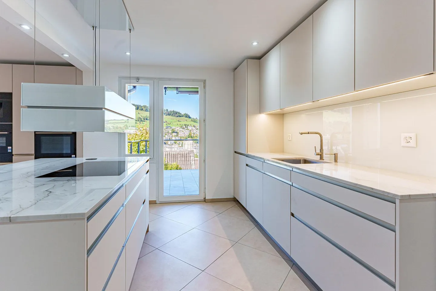 Maison modernisée avec panorama sur la ville - Photo 1 sur 9