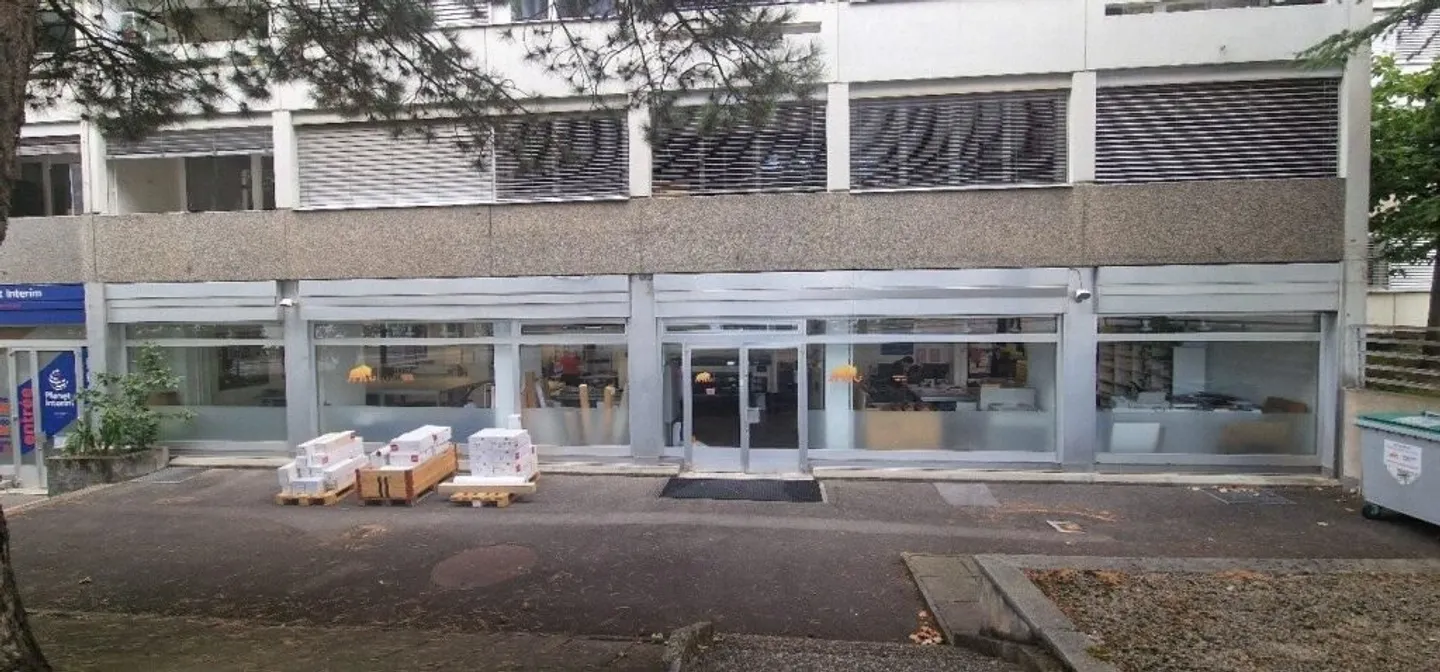 Beautiful commercial space of approximately 250 m2 on the ground floor in Renens - Photo 1 of 4
