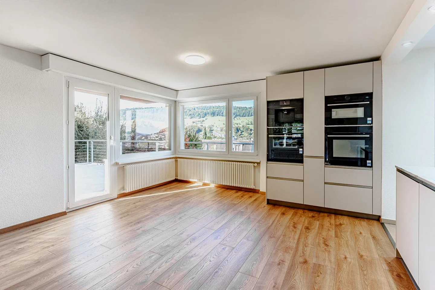 Maison modernisée avec panorama sur la ville - Photo 4 sur 9