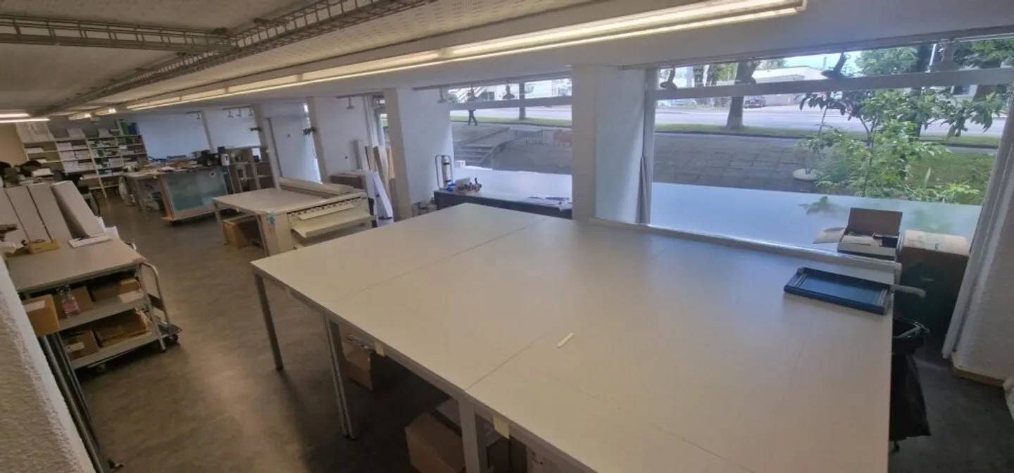 Beautiful commercial space of approximately 250 m2 on the ground floor in Renens - Photo 3 of 4