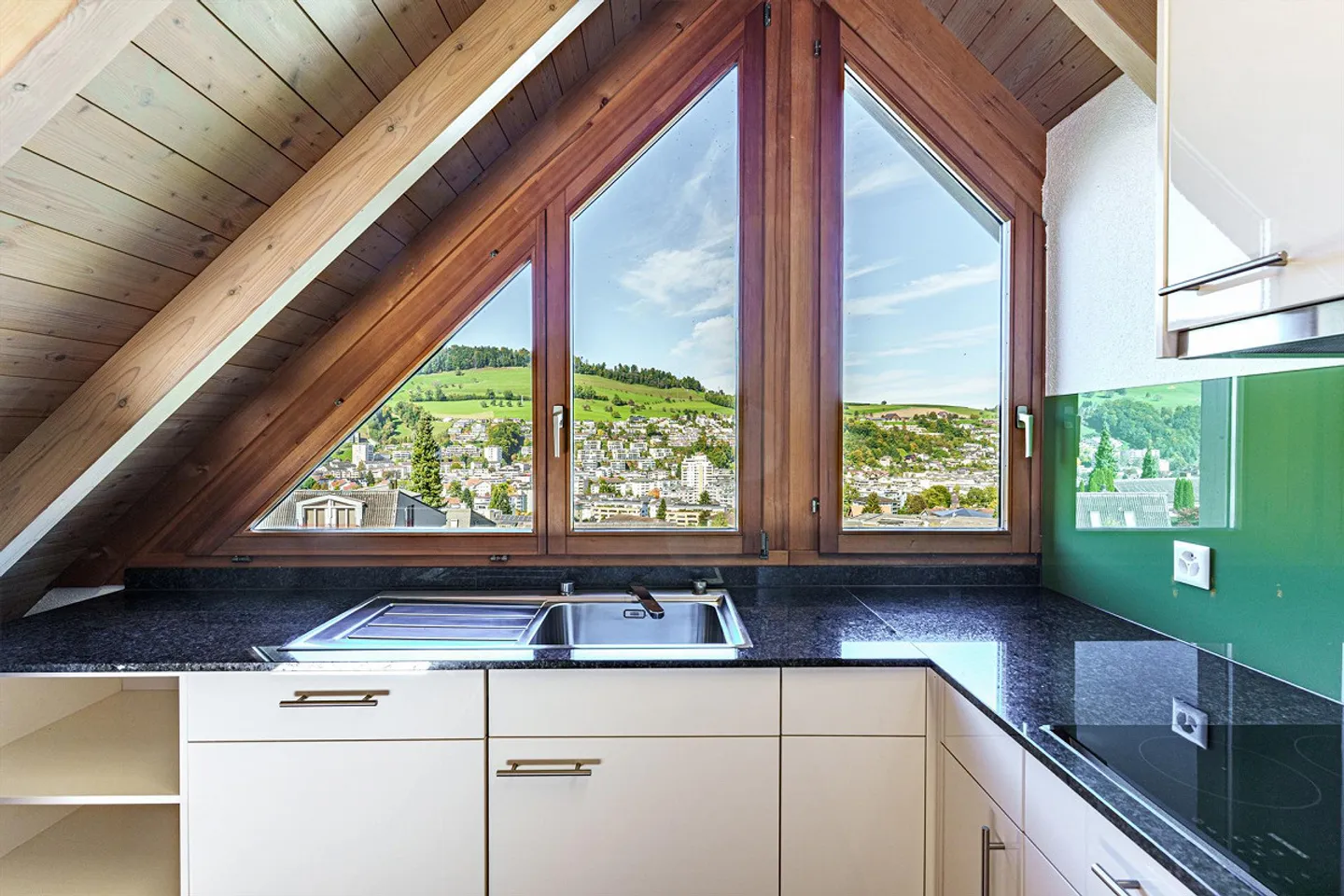 Maison modernisée avec panorama sur la ville - Photo 8 sur 9