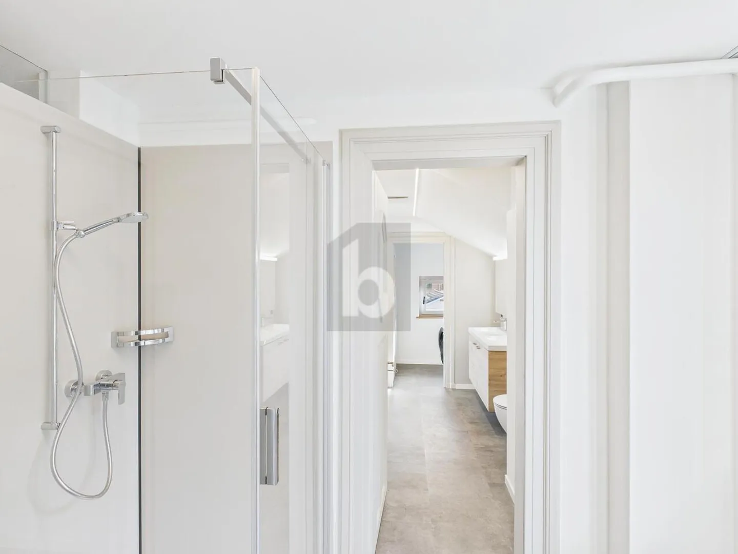 «GROSSZÜGIG UND NEU RENOVIERT» - Foto 4 von 6