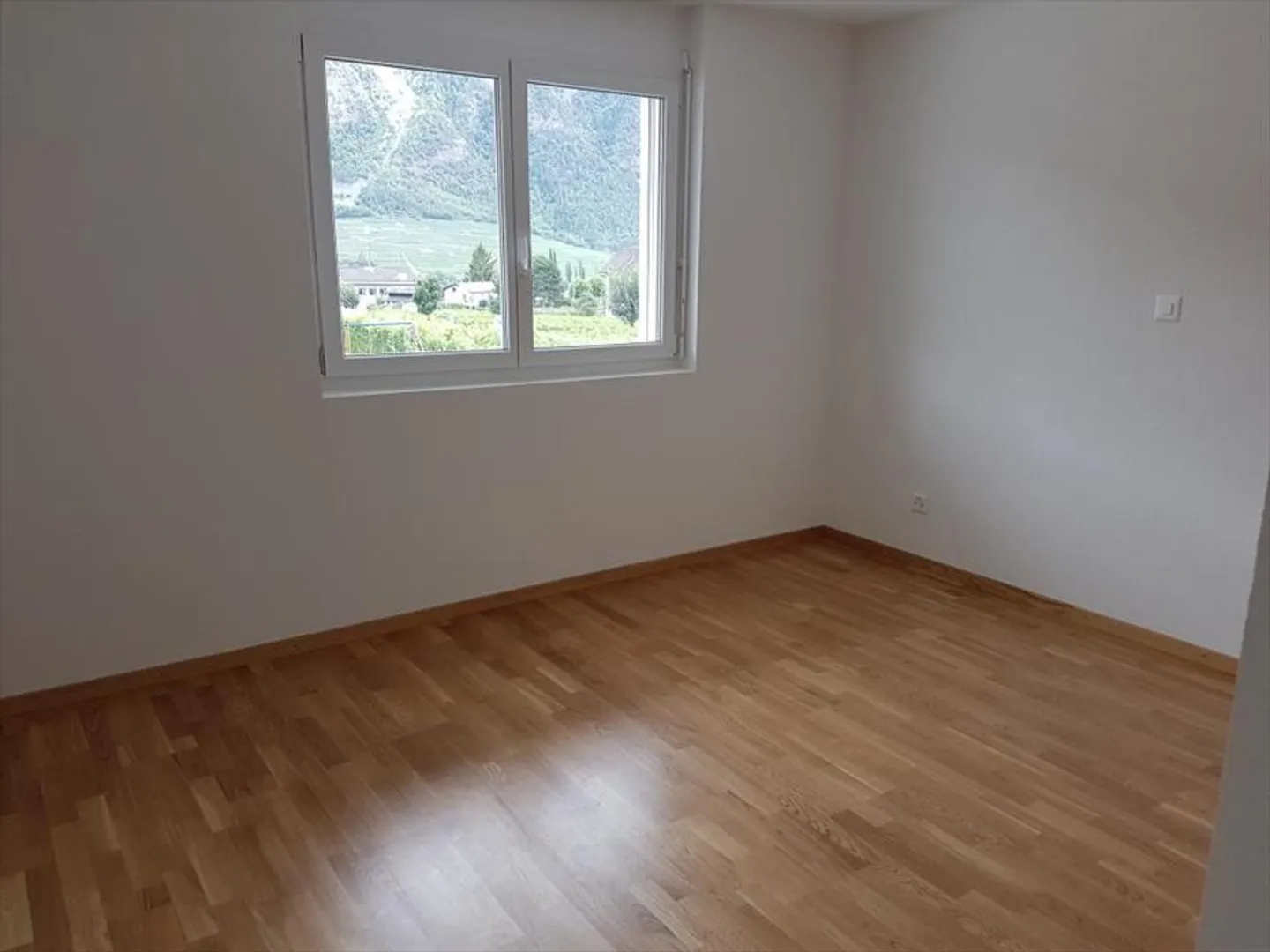 In affitto a St-Pierre-de-Clages, affascinante appartamento 3.5 al piano terra con terrazza - Foto 3 di 8