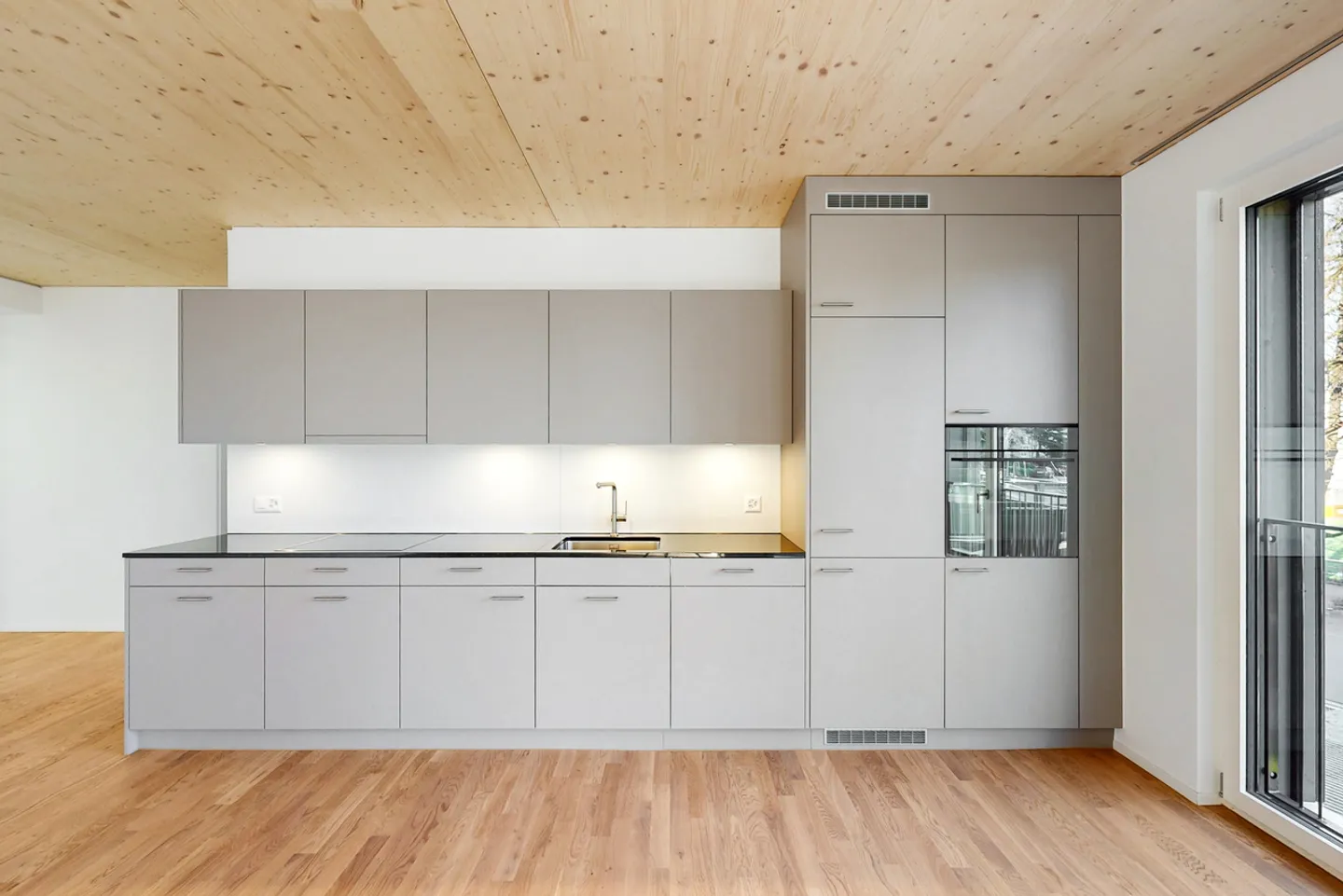 Modern and bright apartment in a central location - Photo 4 of 12