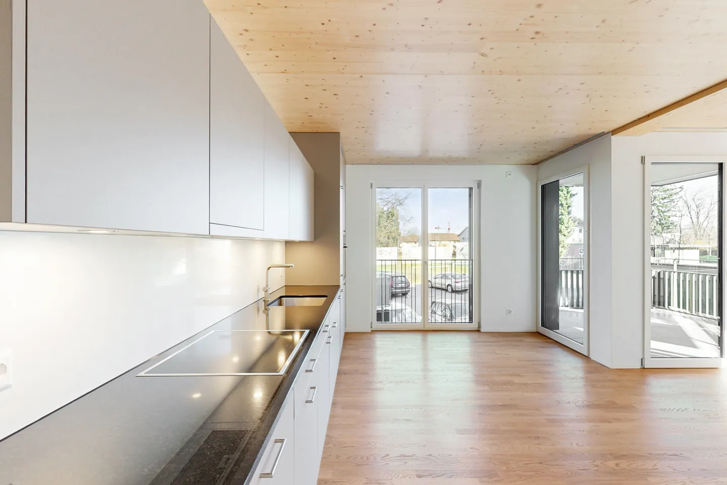 Modern and bright apartment in a central location - Photo 5 of 12