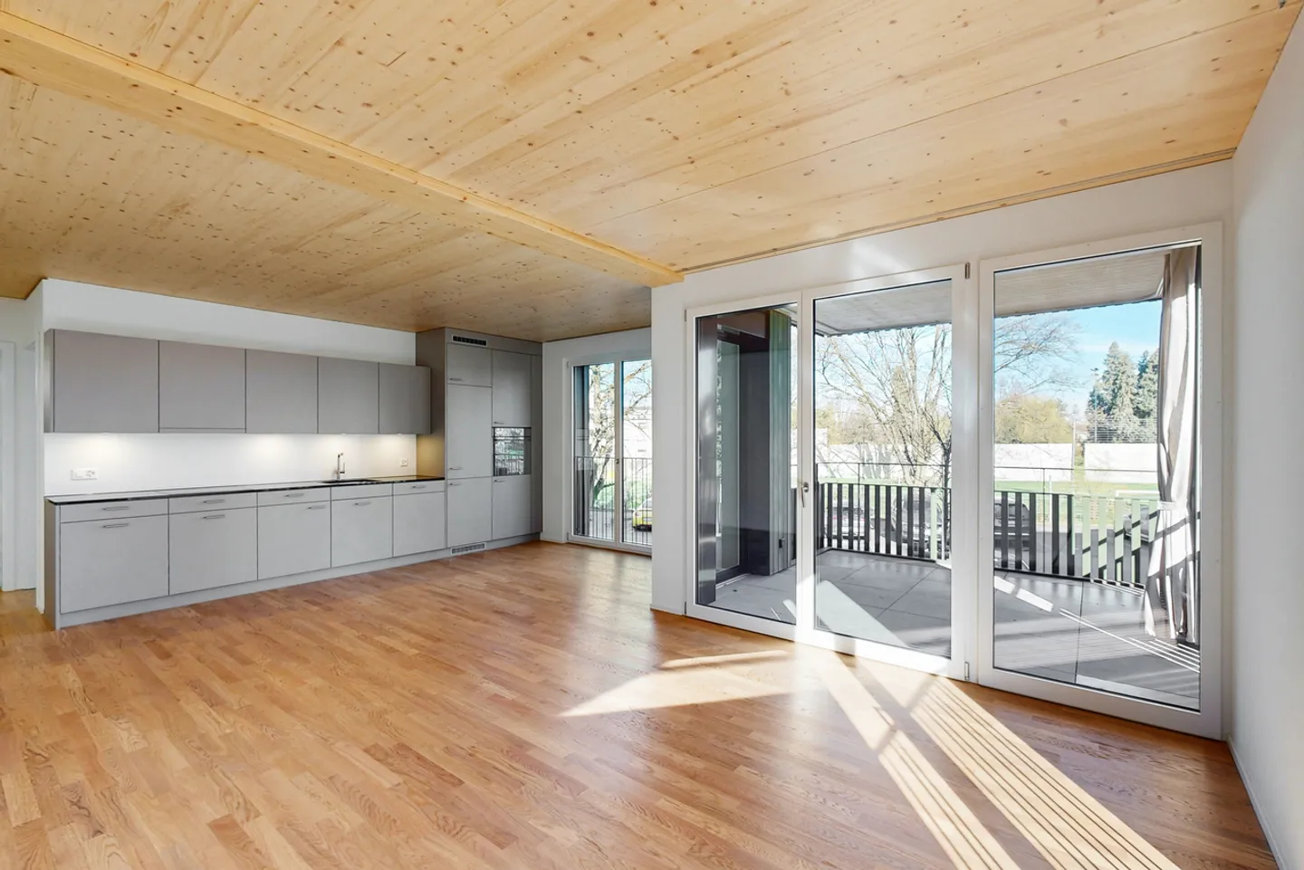 Modern and bright apartment in a central location - Photo 3 of 12