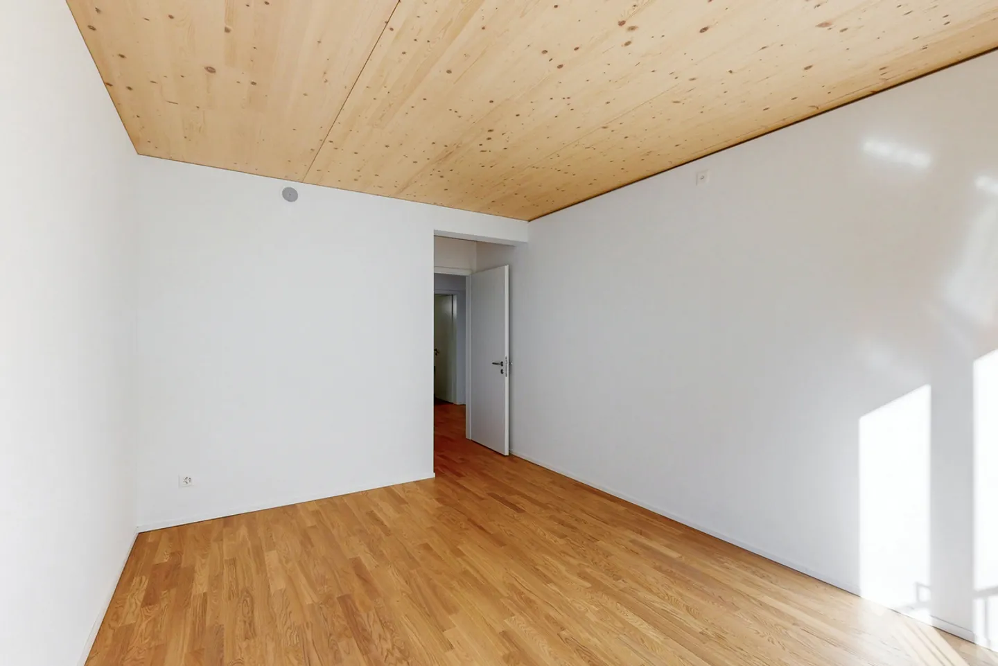 Modern and bright apartment in a central location - Photo 7 of 12