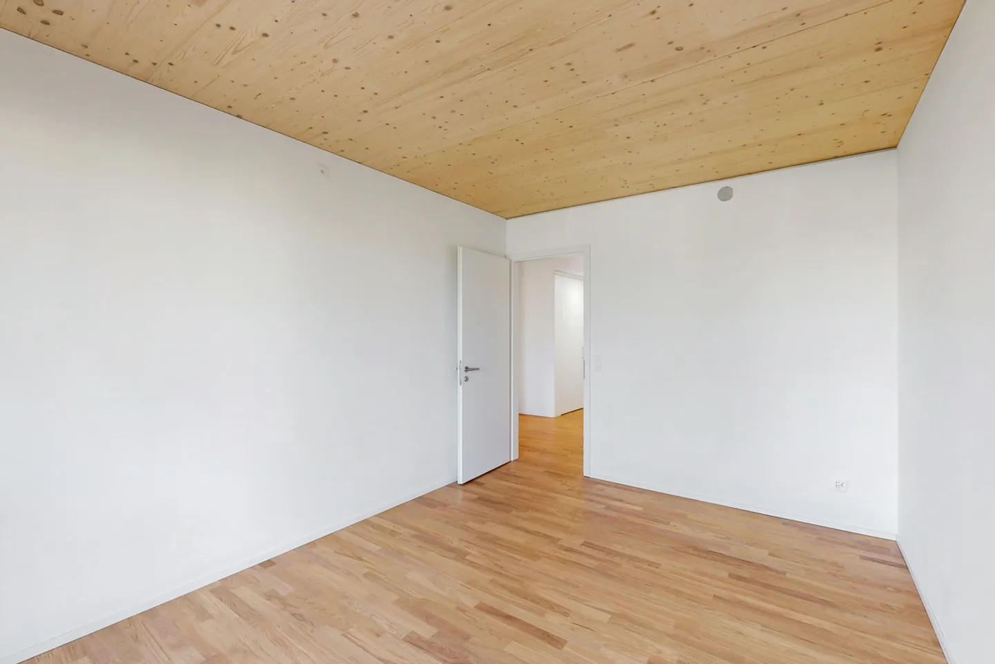 Modern and bright apartment in a central location - Photo 9 of 12