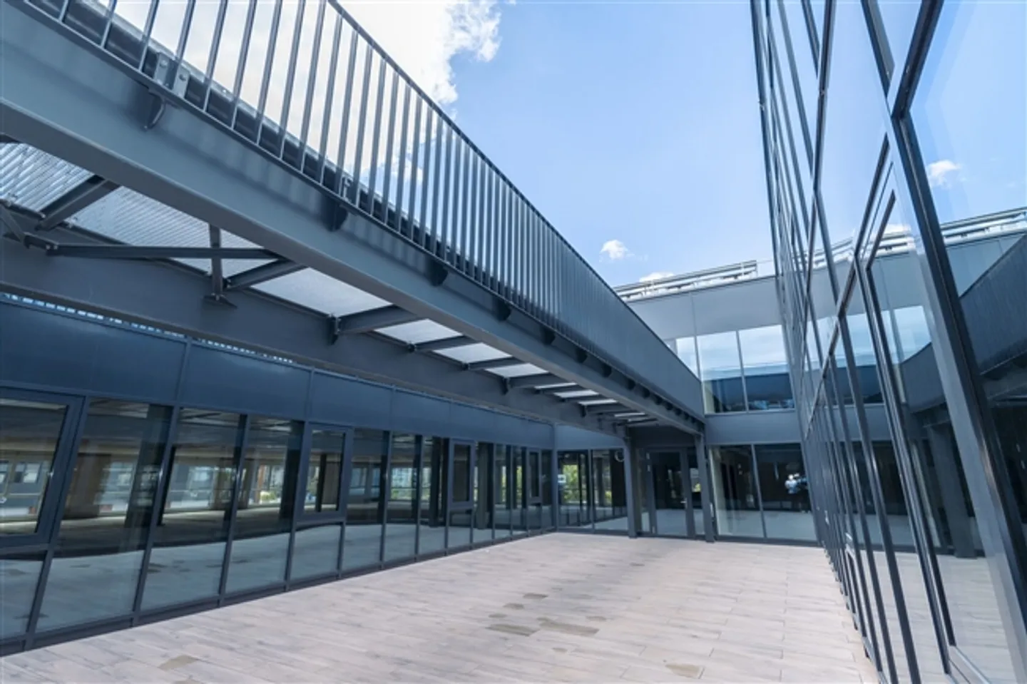 Modernes Gewerbegebäude in Gland - Foto 4 von 10