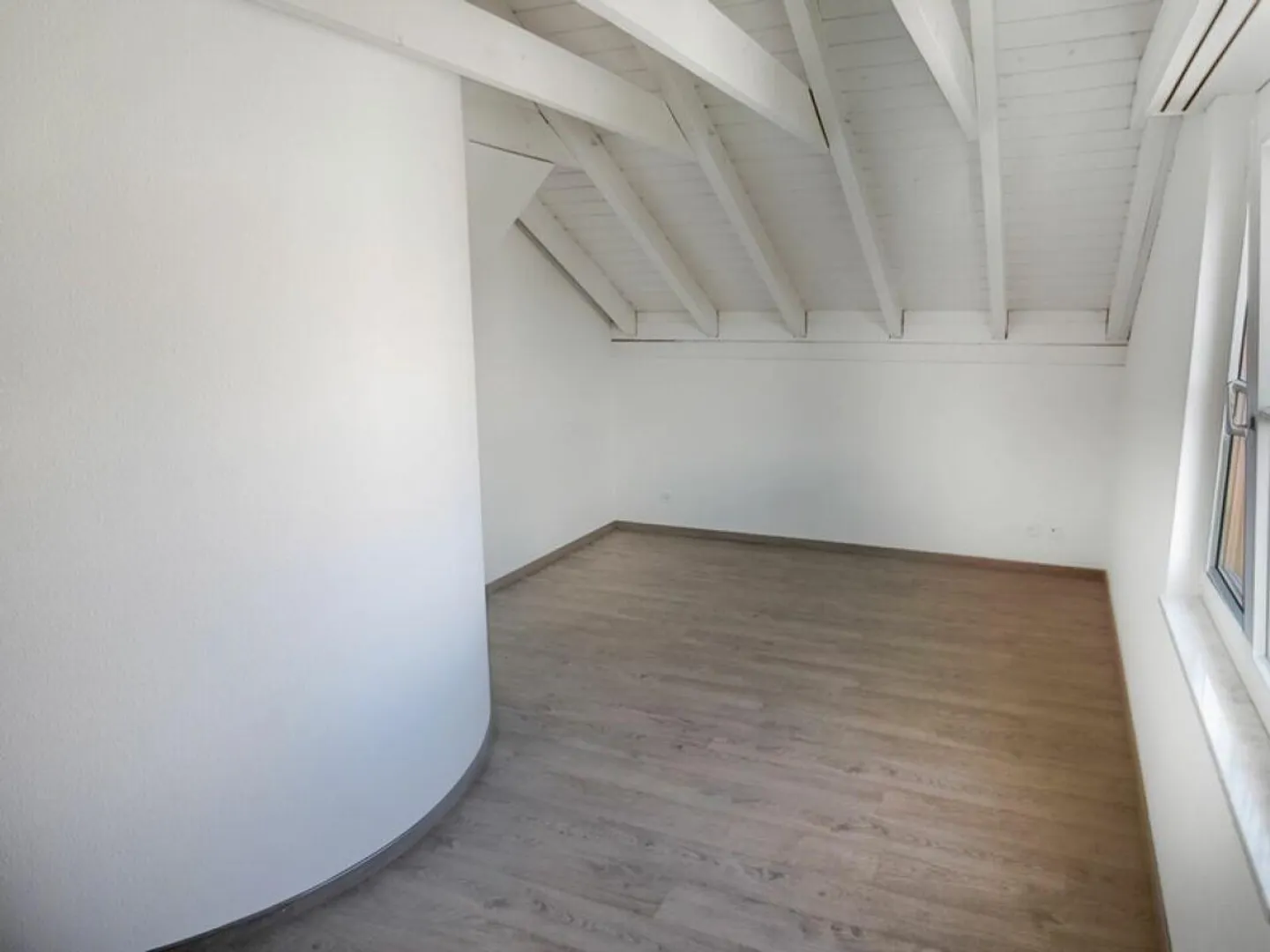 Appartement en duplex calme de 3,5 pièces avec balcon et cheminée - Photo 7 sur 9