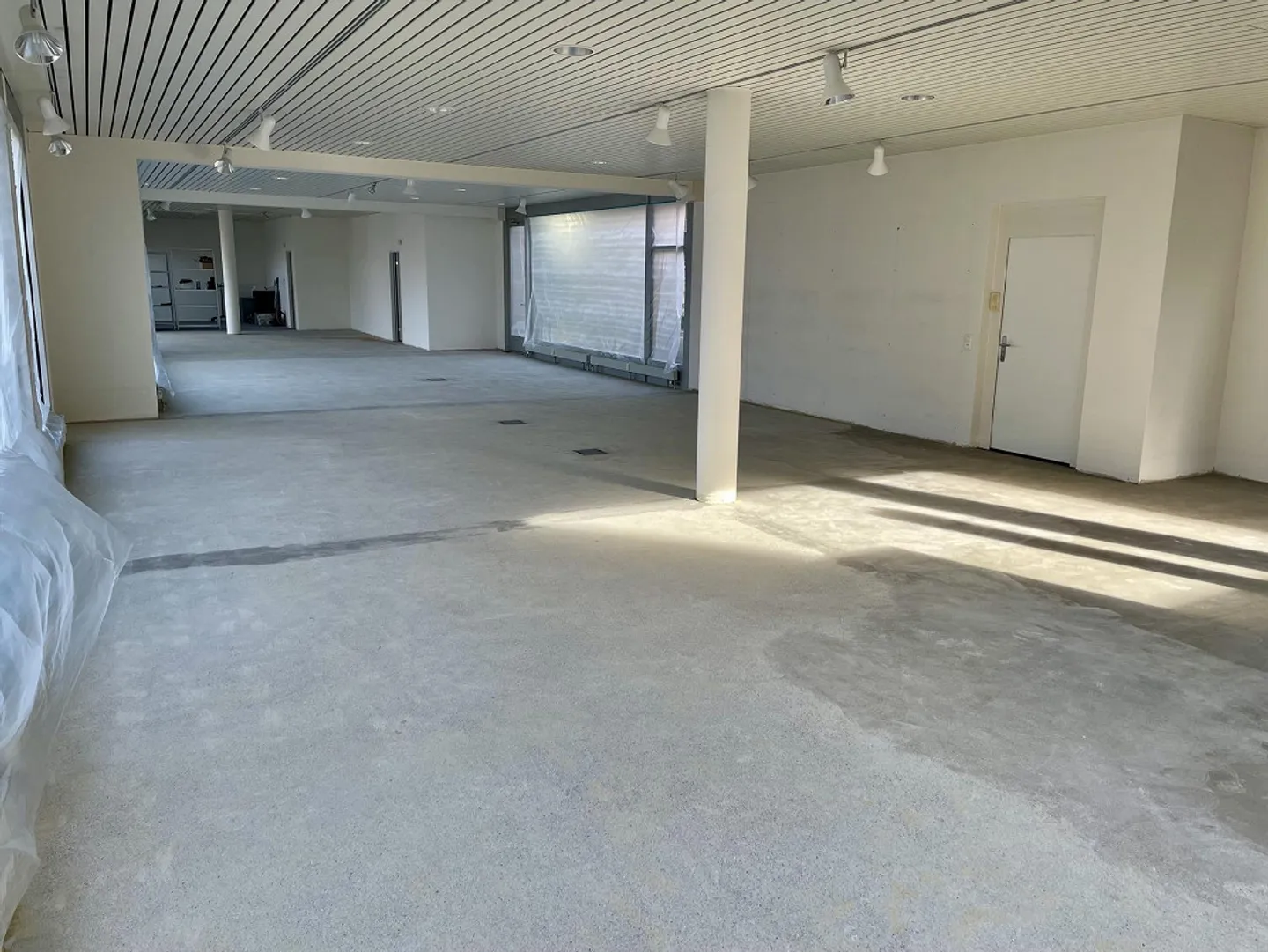 Superficie di vendita, magazzino e posto auto nel cuore di Cham - Foto 4 di 6
