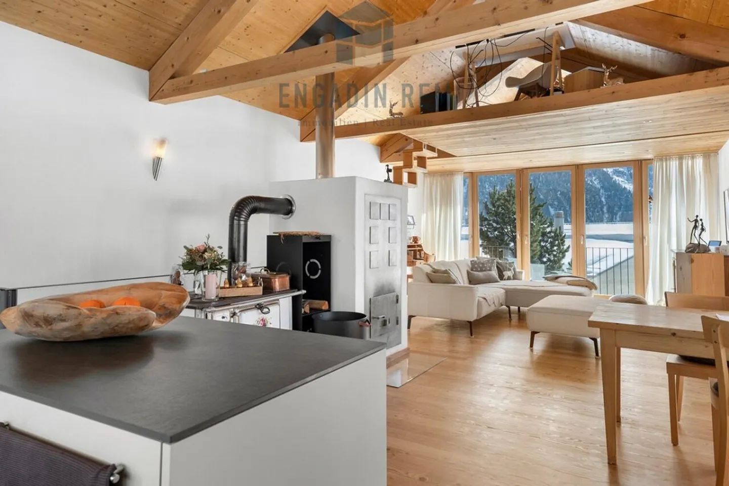 Three Floors Full of Possibilities: Detached House with a View - Photo 2 of 5