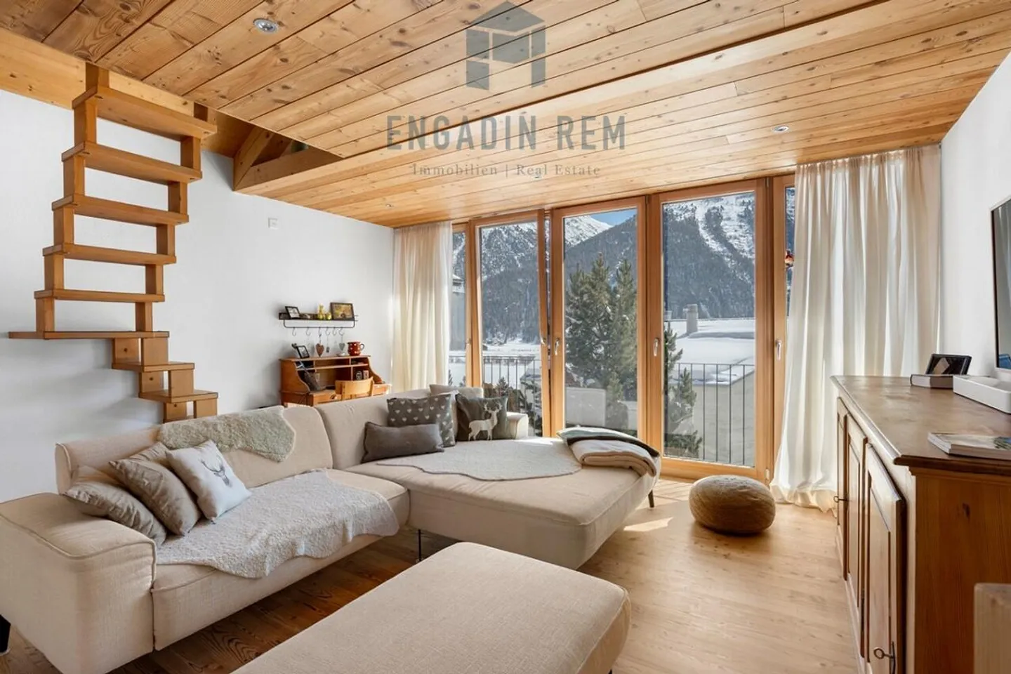Three Floors Full of Possibilities: Detached House with a View - Photo 3 of 5