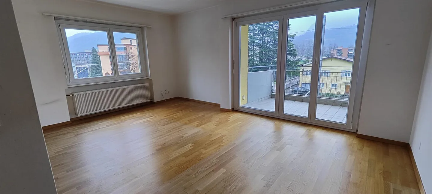 Bellissimo appartamento di 3,5 stanze con vista panoramica ad Agno - Foto 2 di 7
