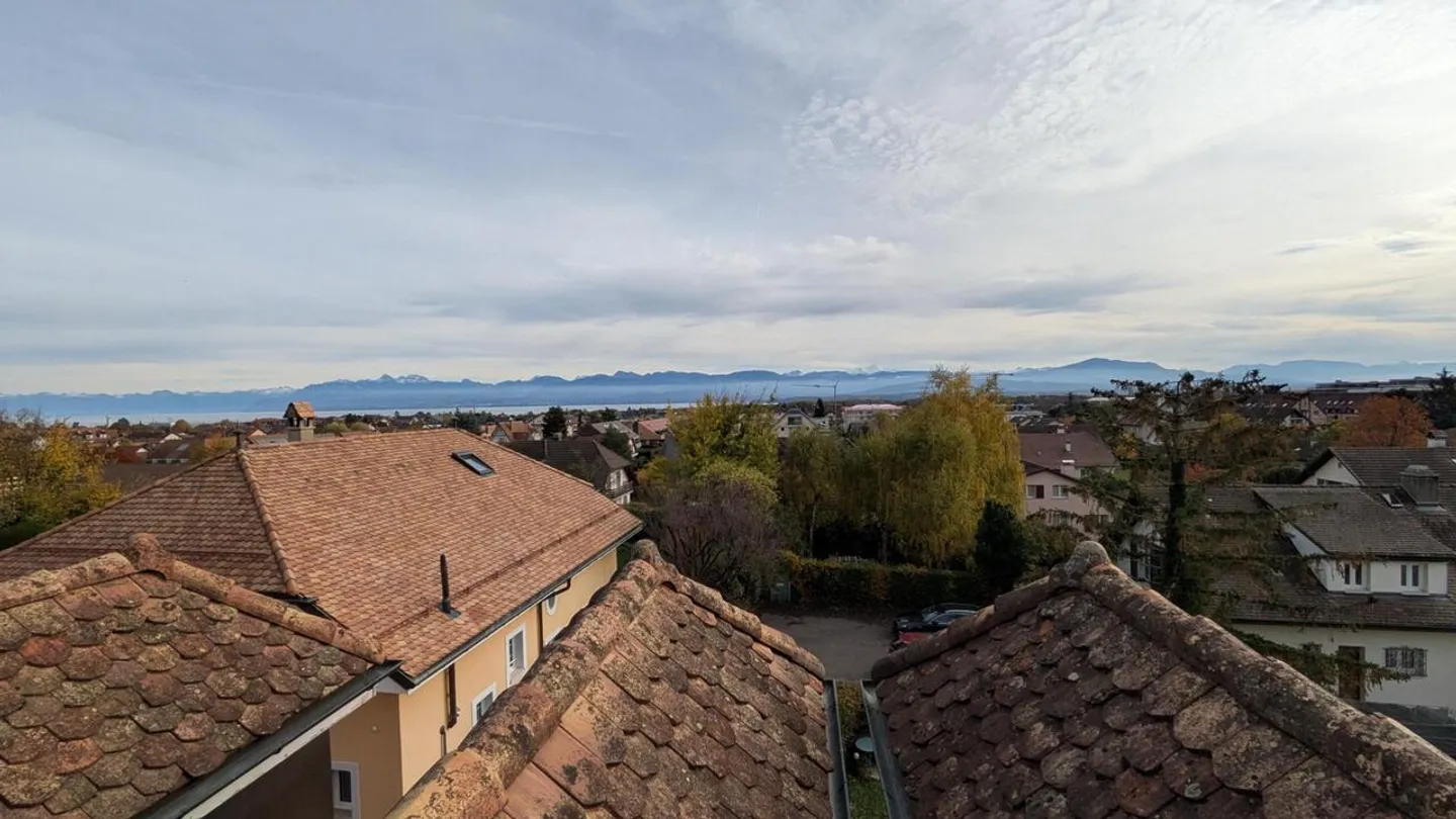 Appartement penthouse charmant avec 4,5 pièces et un espace intermédiaire - Photo 2 sur 9