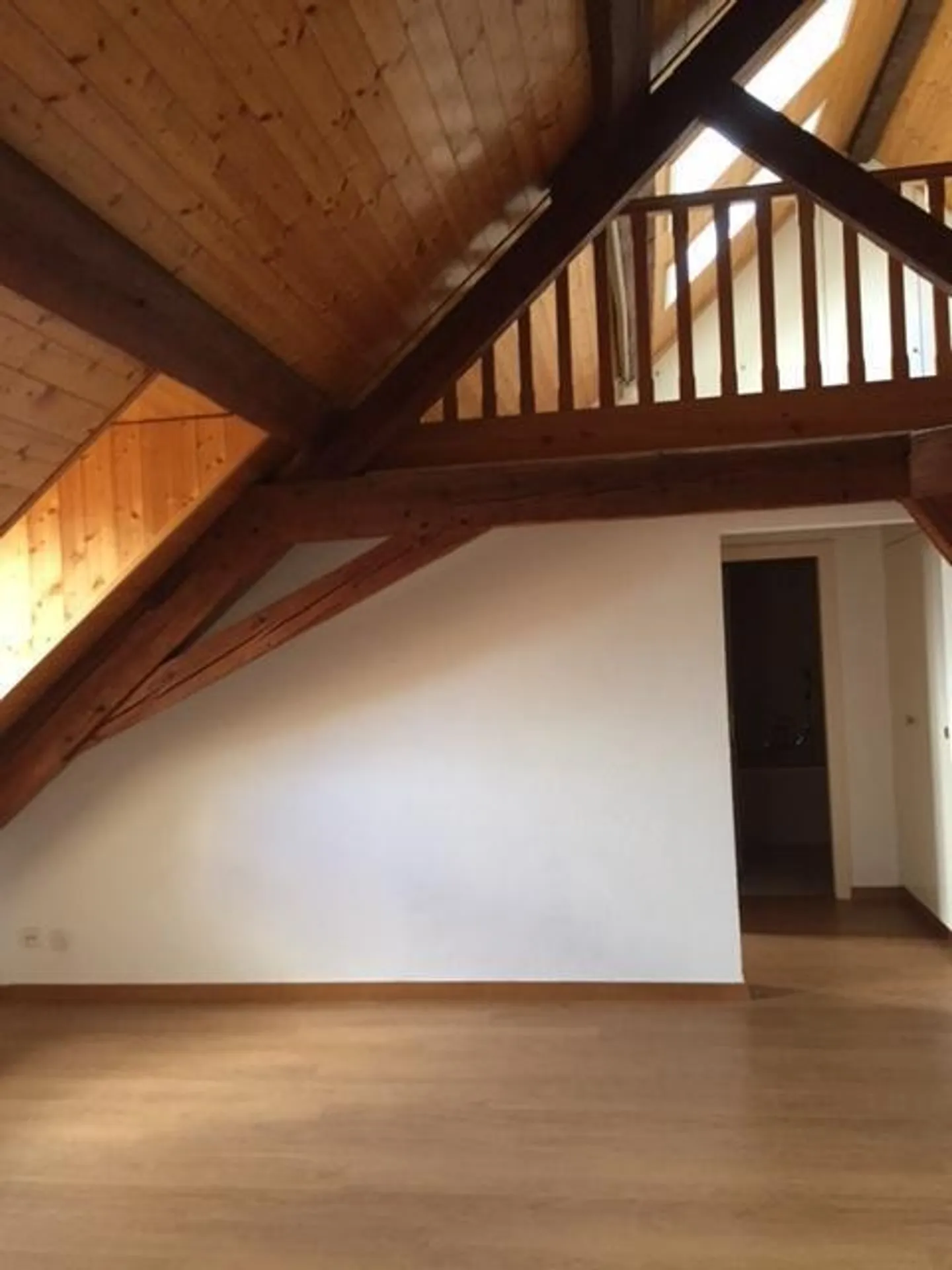 Appartement penthouse charmant avec 4,5 pièces et un espace intermédiaire - Photo 4 sur 9