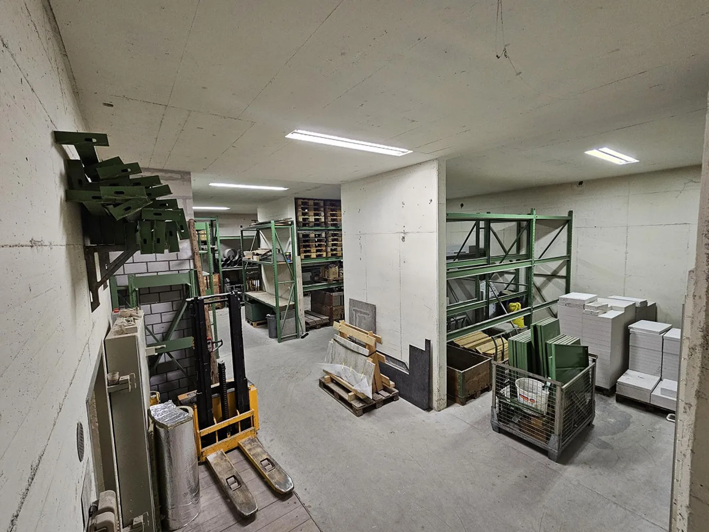 Storage room with high shelves - Photo 1 of 9