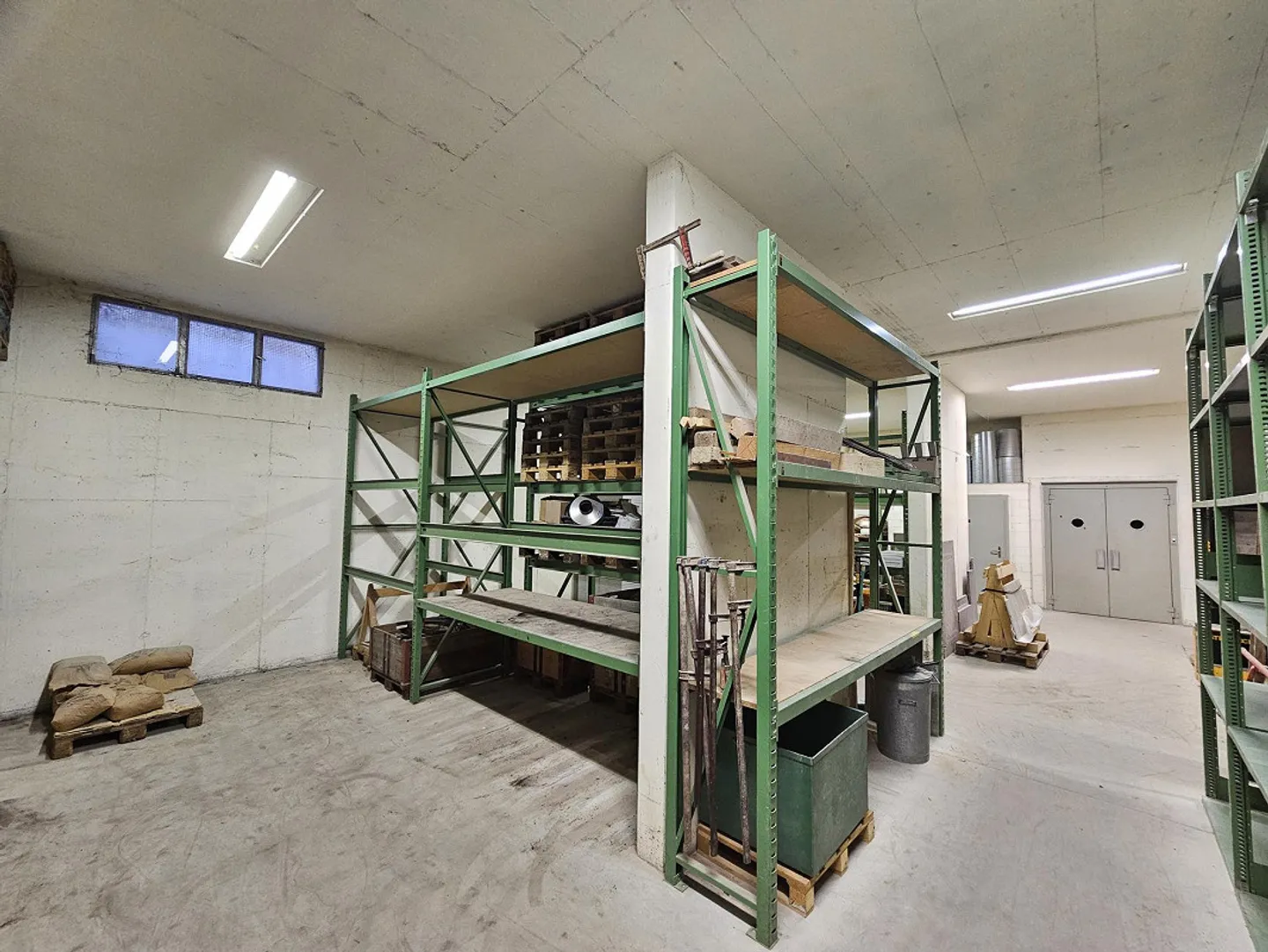Storage room with high shelves - Photo 2 of 9