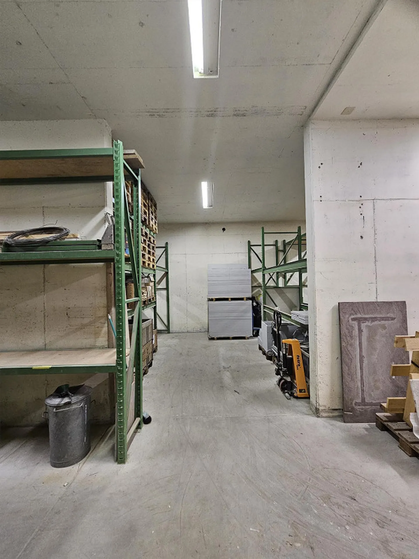 Storage room with high shelves - Photo 3 of 9