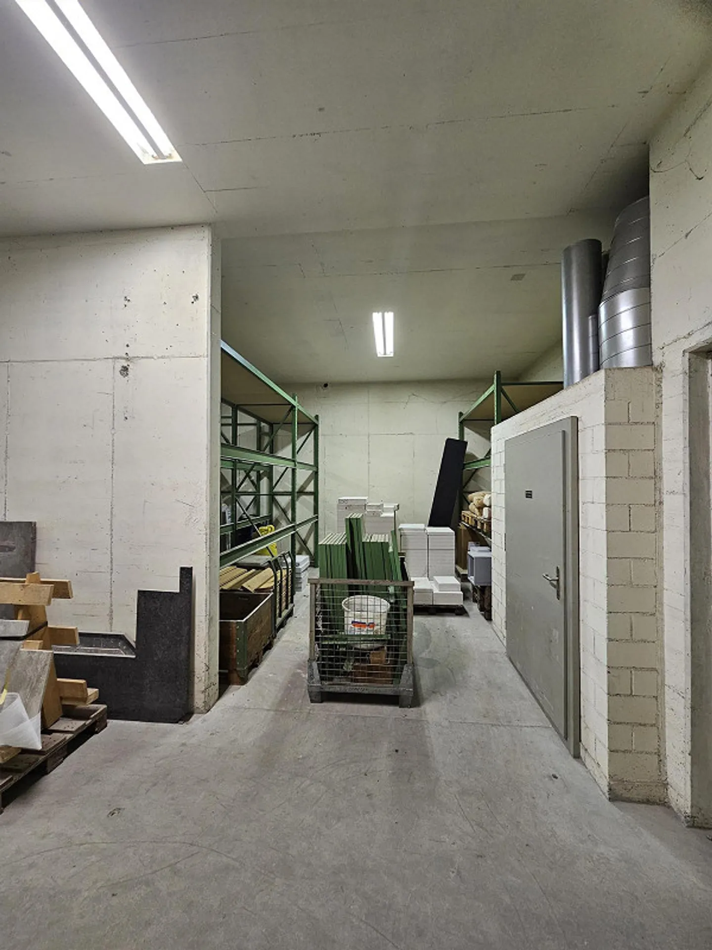 Storage room with high shelves - Photo 4 of 9