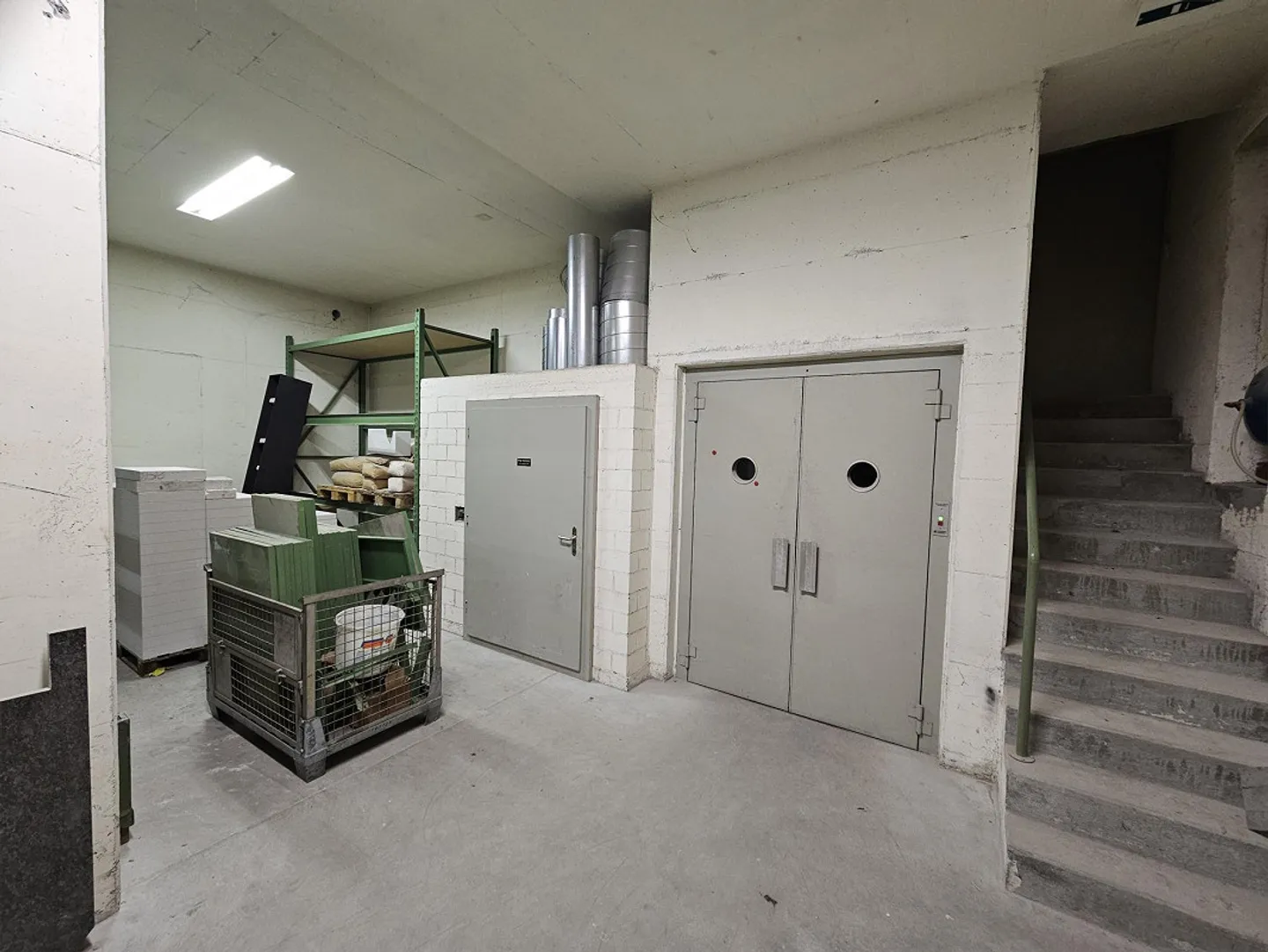 Storage room with high shelves - Photo 5 of 9