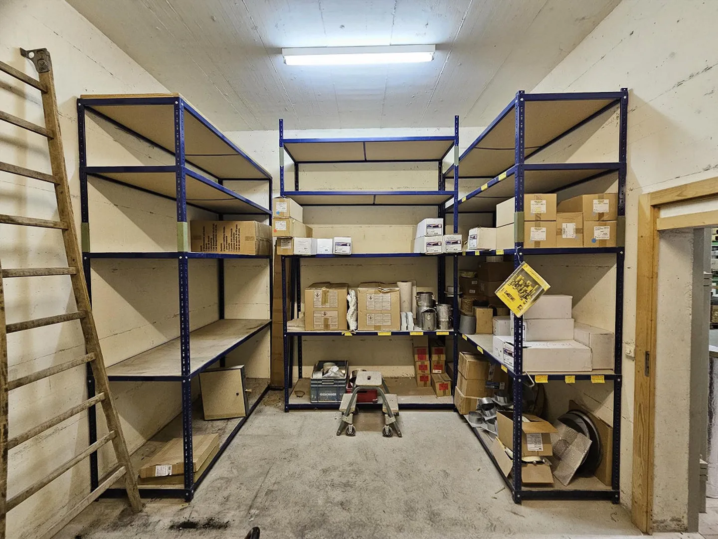 Storage room with high shelves - Photo 6 of 9
