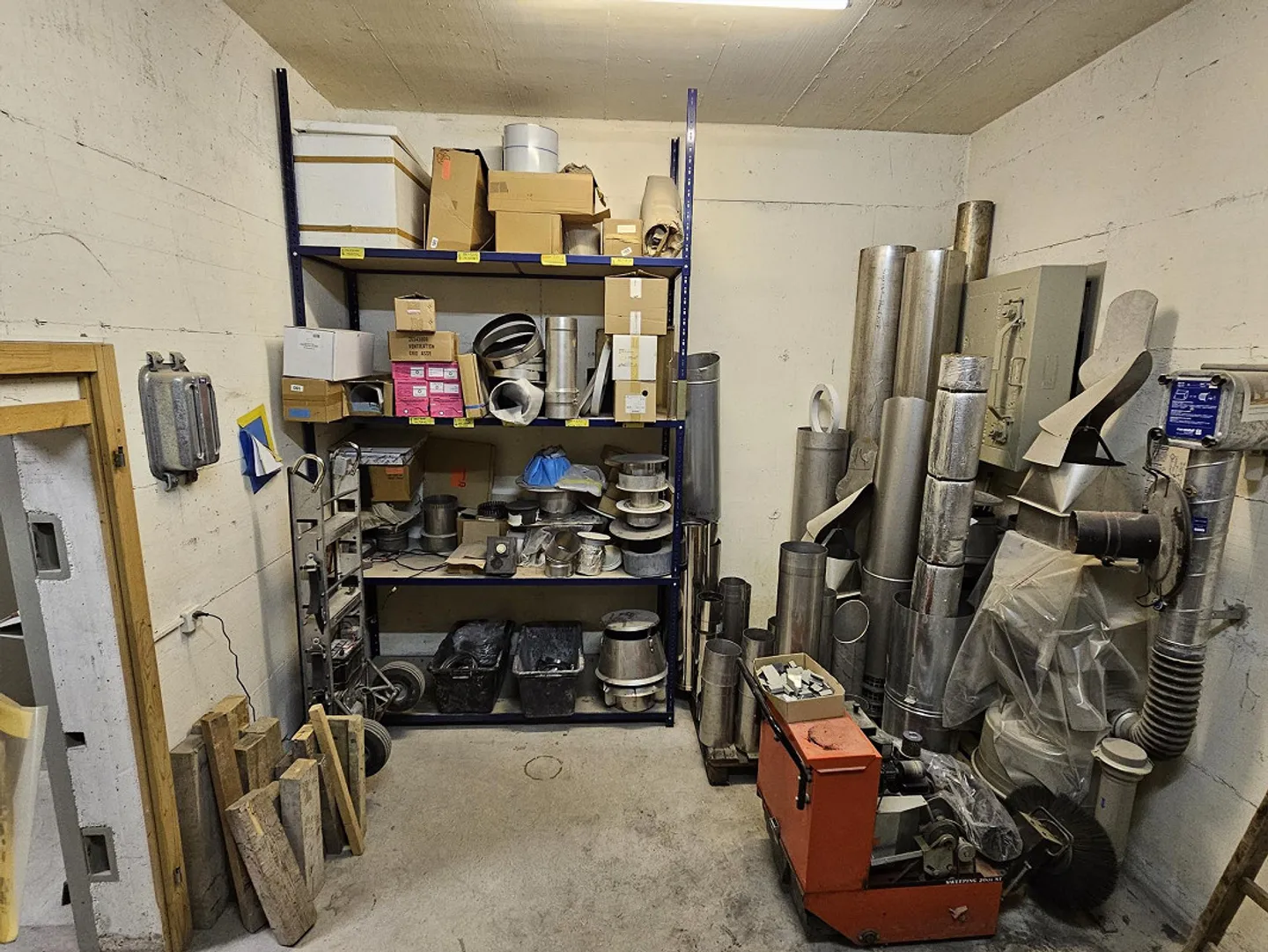 Storage room with high shelves - Photo 7 of 9