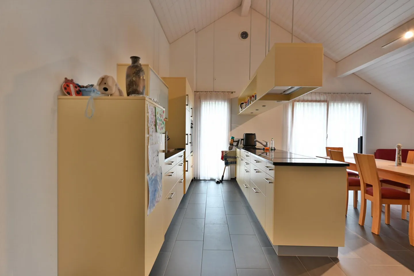 Ampio appartamento mansardato di 3,5 locali con balcone, camino e garage - Foto 2 di 7