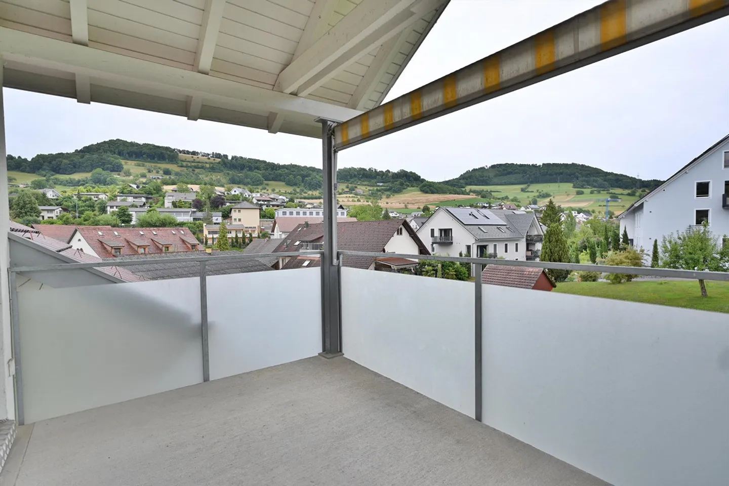 Ampio appartamento mansardato di 3,5 locali con balcone, camino e garage - Foto 3 di 7