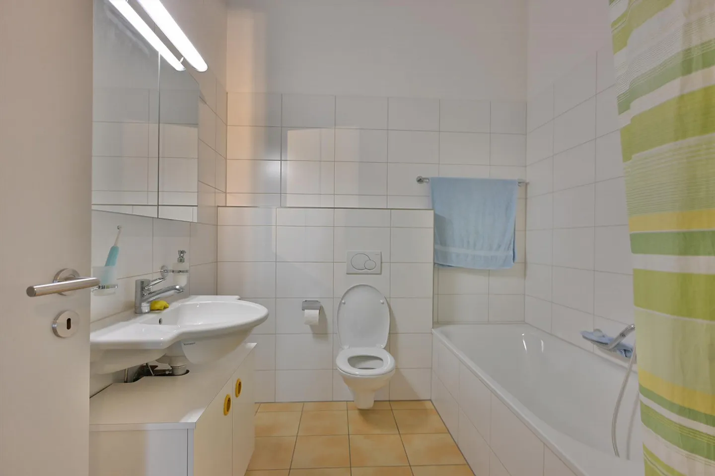 Ampio appartamento mansardato di 3,5 locali con balcone, camino e garage - Foto 4 di 7
