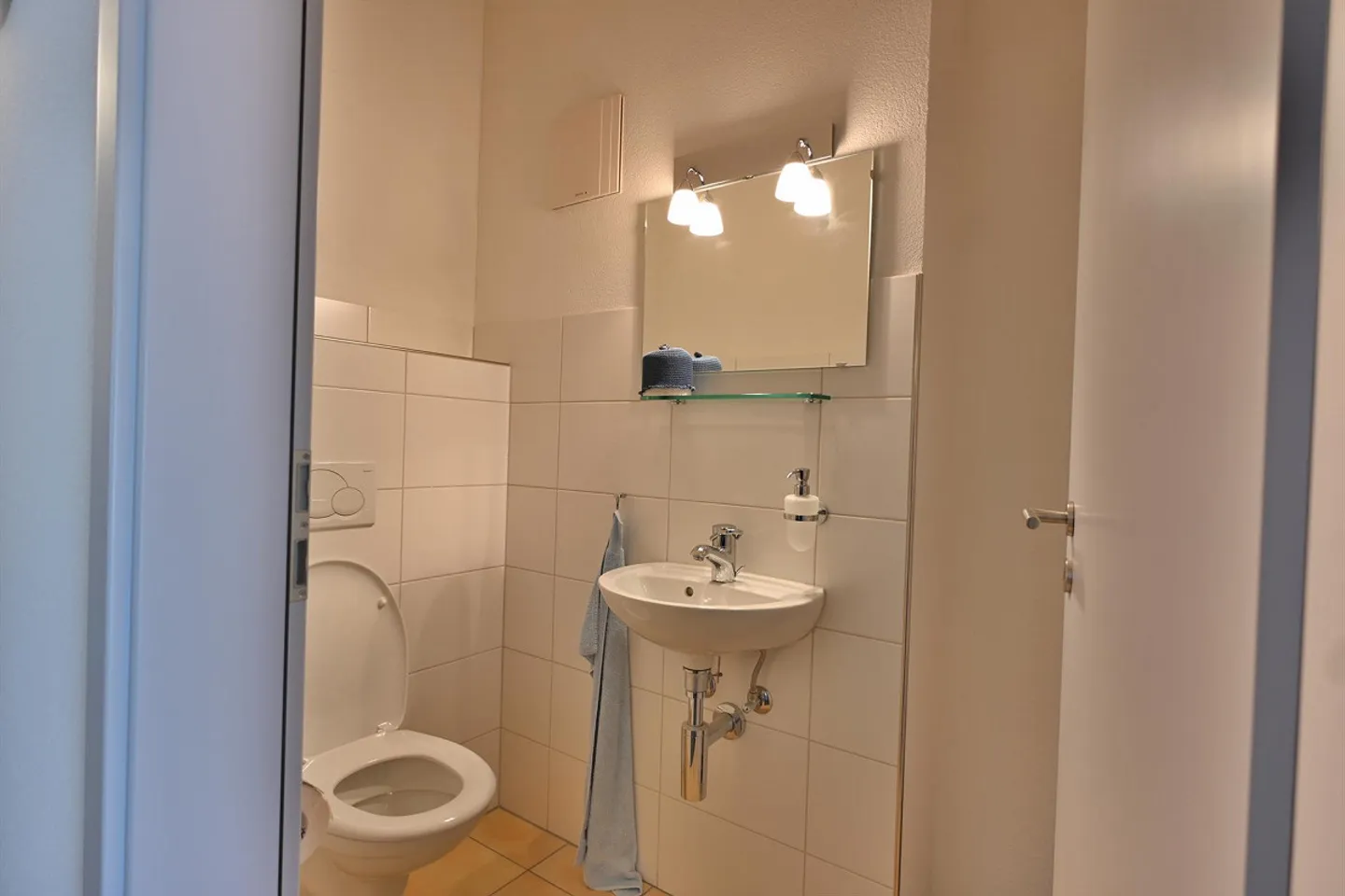 Ampio appartamento mansardato di 3,5 locali con balcone, camino e garage - Foto 5 di 7