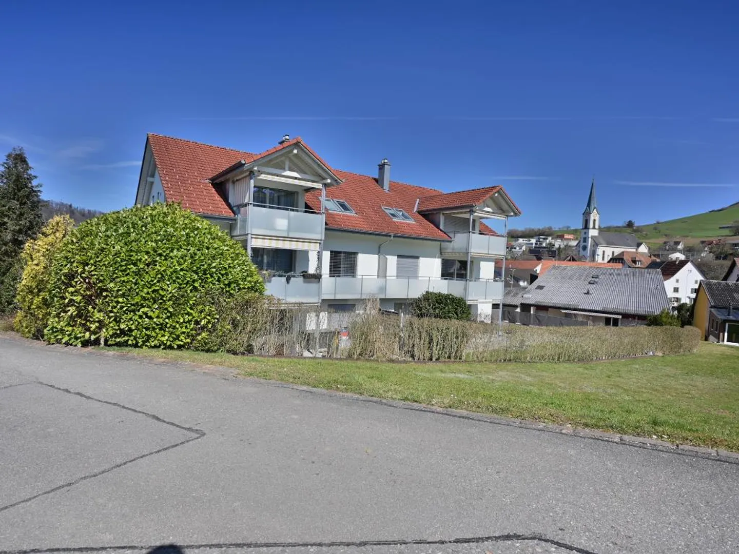 Ampio appartamento mansardato di 3,5 locali con balcone, camino e garage - Foto 7 di 7