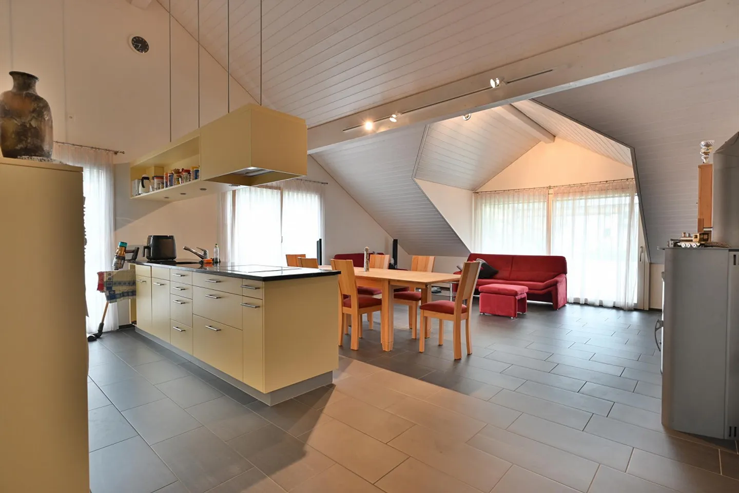 Ampio appartamento mansardato di 3,5 locali con balcone, camino e garage - Foto 1 di 7