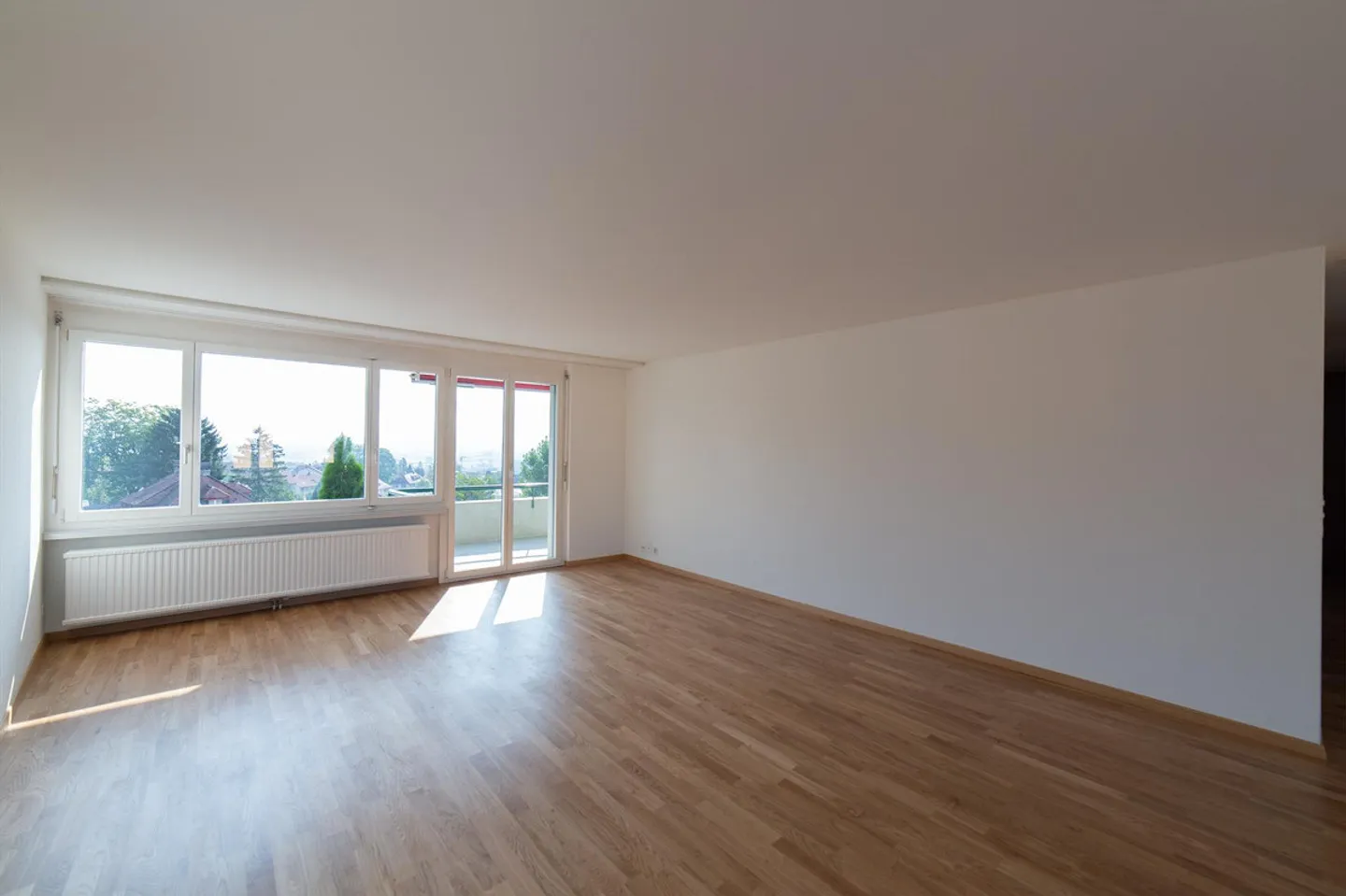 Modern, light-flooded apartment with mountain view - Photo 2 of 9