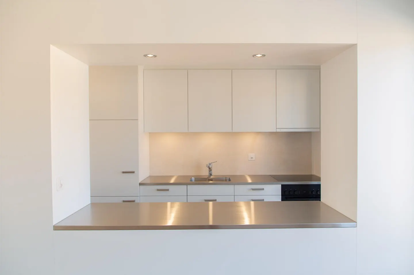 Modern, light-flooded apartment with mountain view - Photo 3 of 9