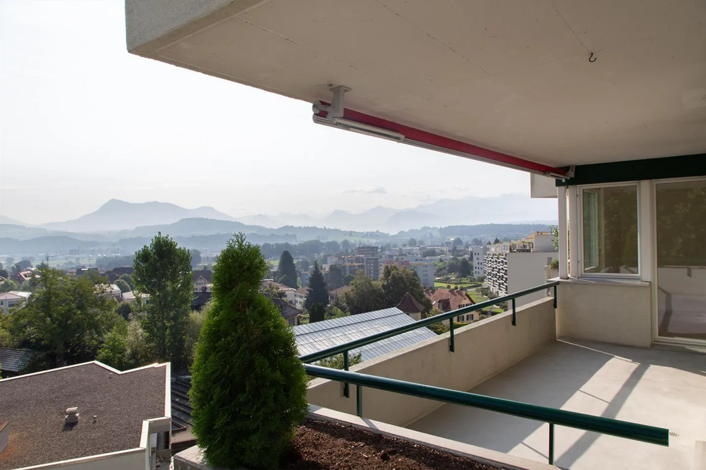 Modern, light-flooded apartment with mountain view - Photo 4 of 9