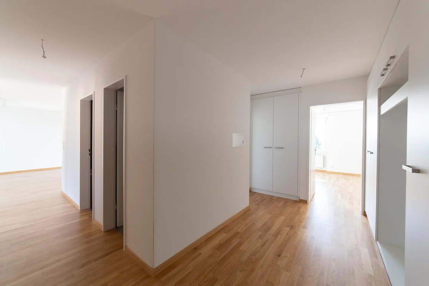 Modern, light-flooded apartment with mountain view - Photo 8 of 9