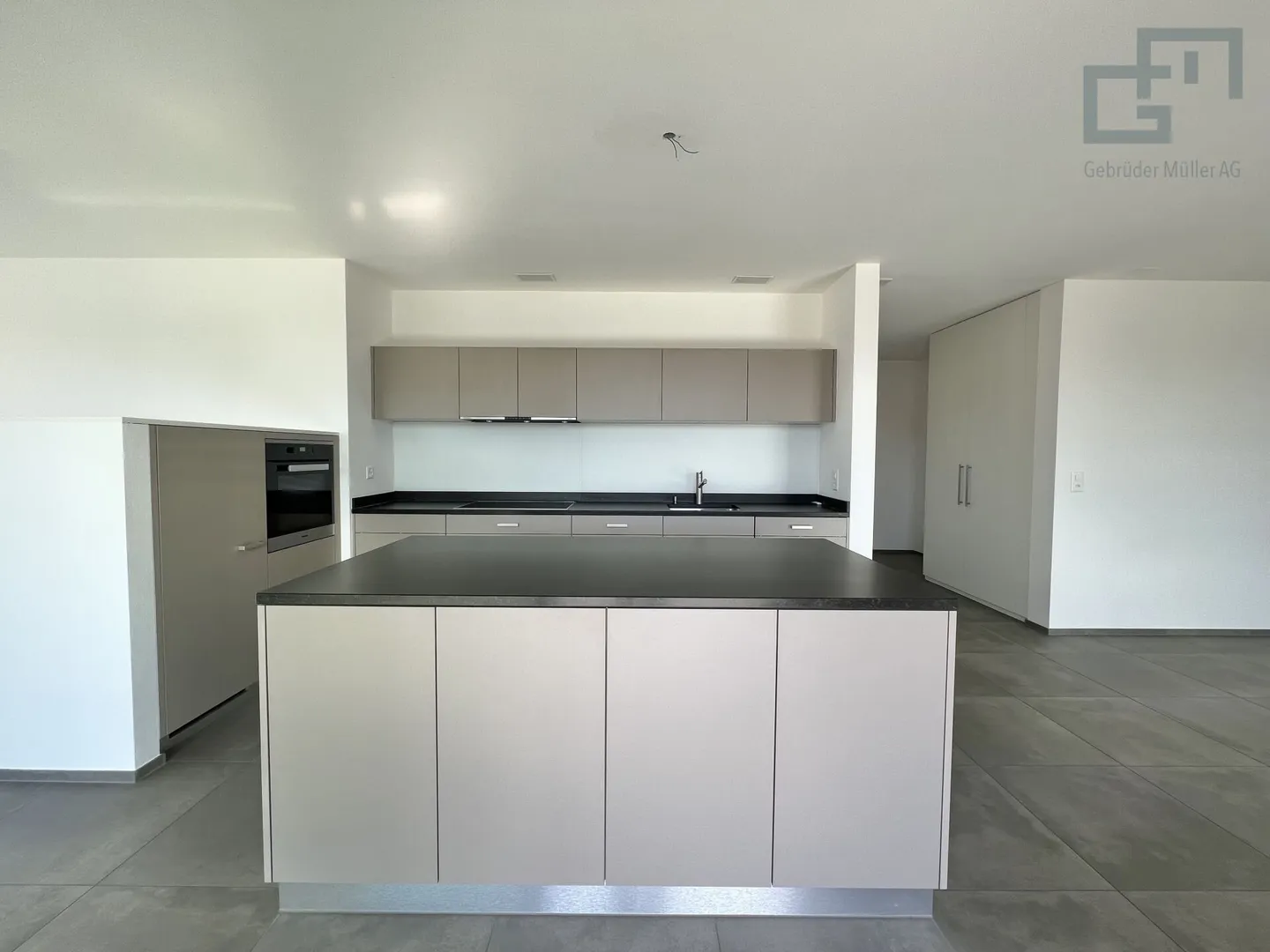Quiet with exclusive living comfort! - Photo 3 of 10