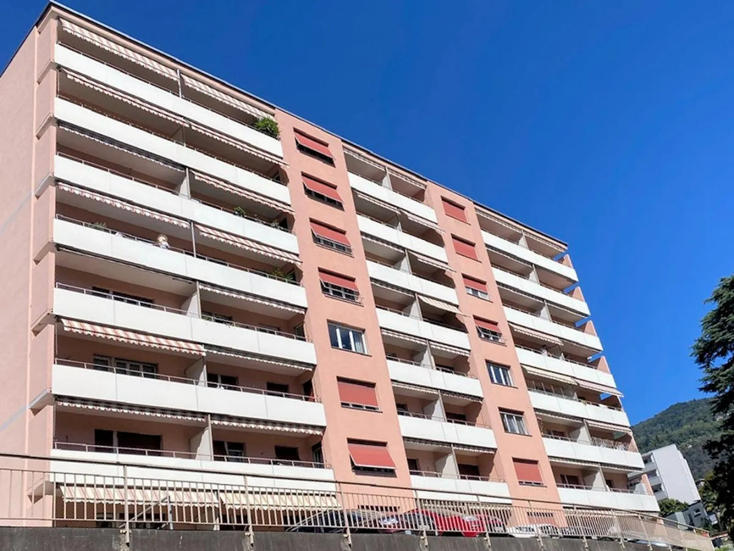 Luminoso appartamento di 3,5 locali con balcone e vista panoramica a Vacallo - Foto 2 di 12