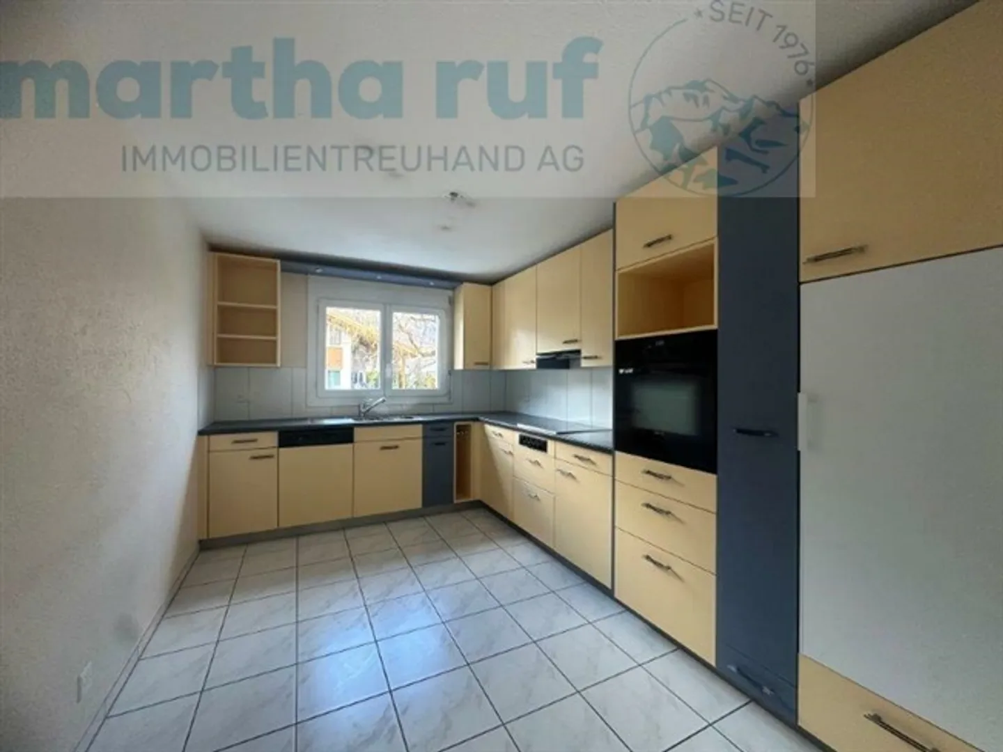 5.5-Room Apartment with Lovingly Designed Patio - Photo 3 of 10