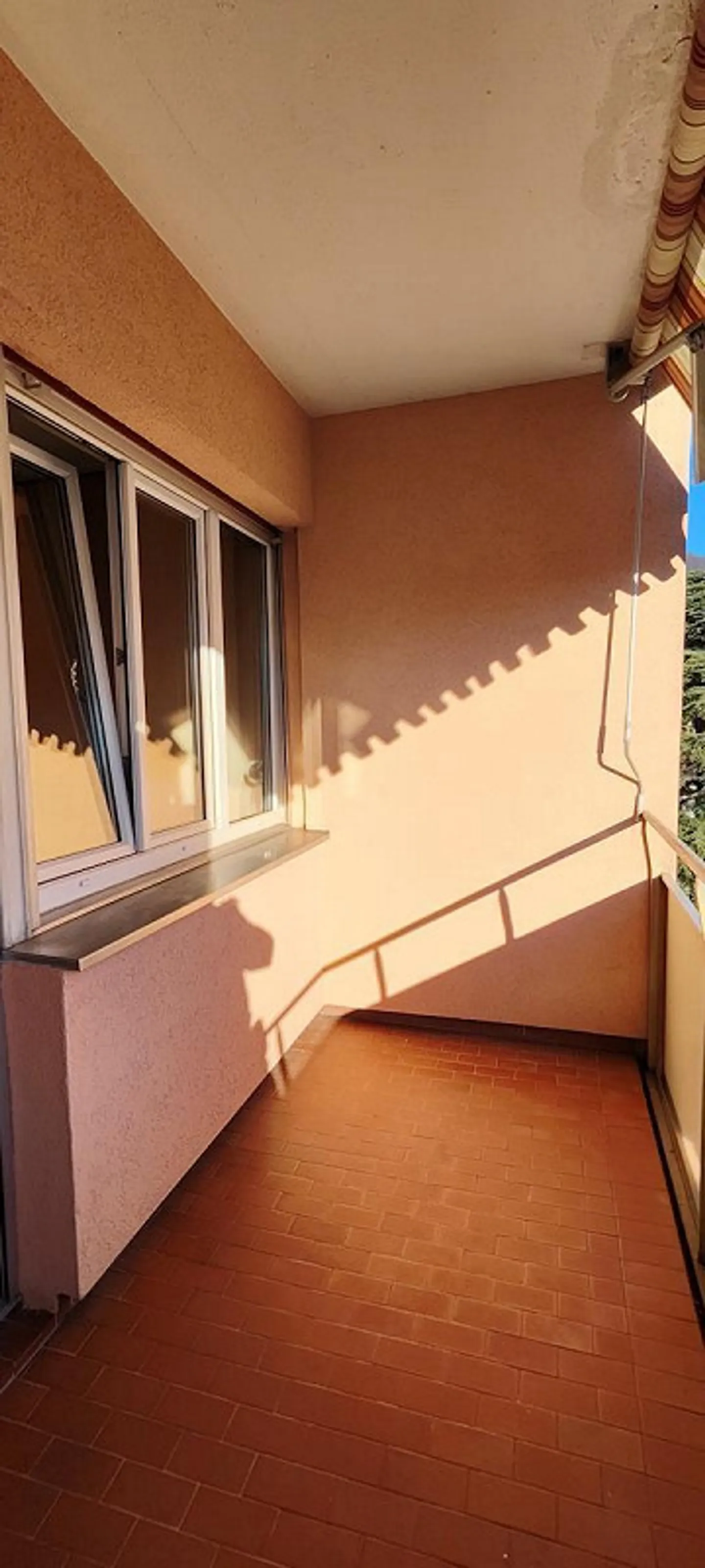 Luminoso appartamento di 3,5 locali con balcone e vista panoramica a Vacallo - Foto 9 di 12