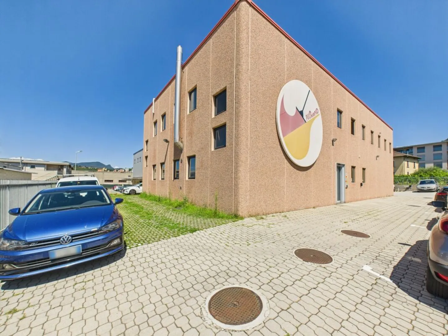 Commercial building with income, ideal for investment or personal use - Photo 2 of 16