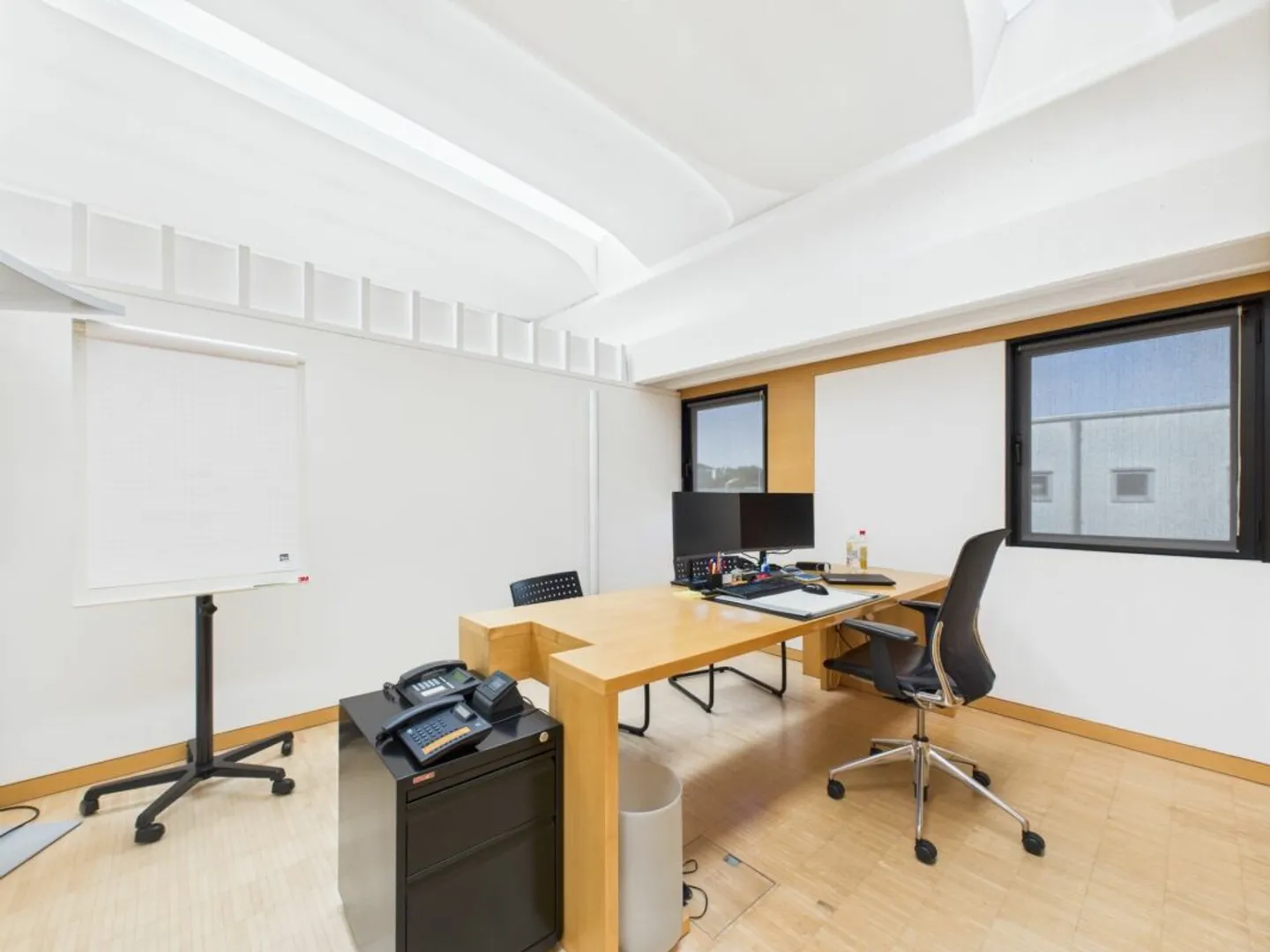 Commercial building with income, ideal for investment or personal use - Photo 9 of 16